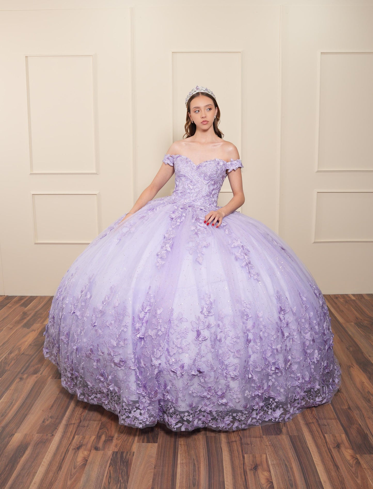 Vestido de XV Años Lila Bordado Mariposas Mangas Caídas con Velo