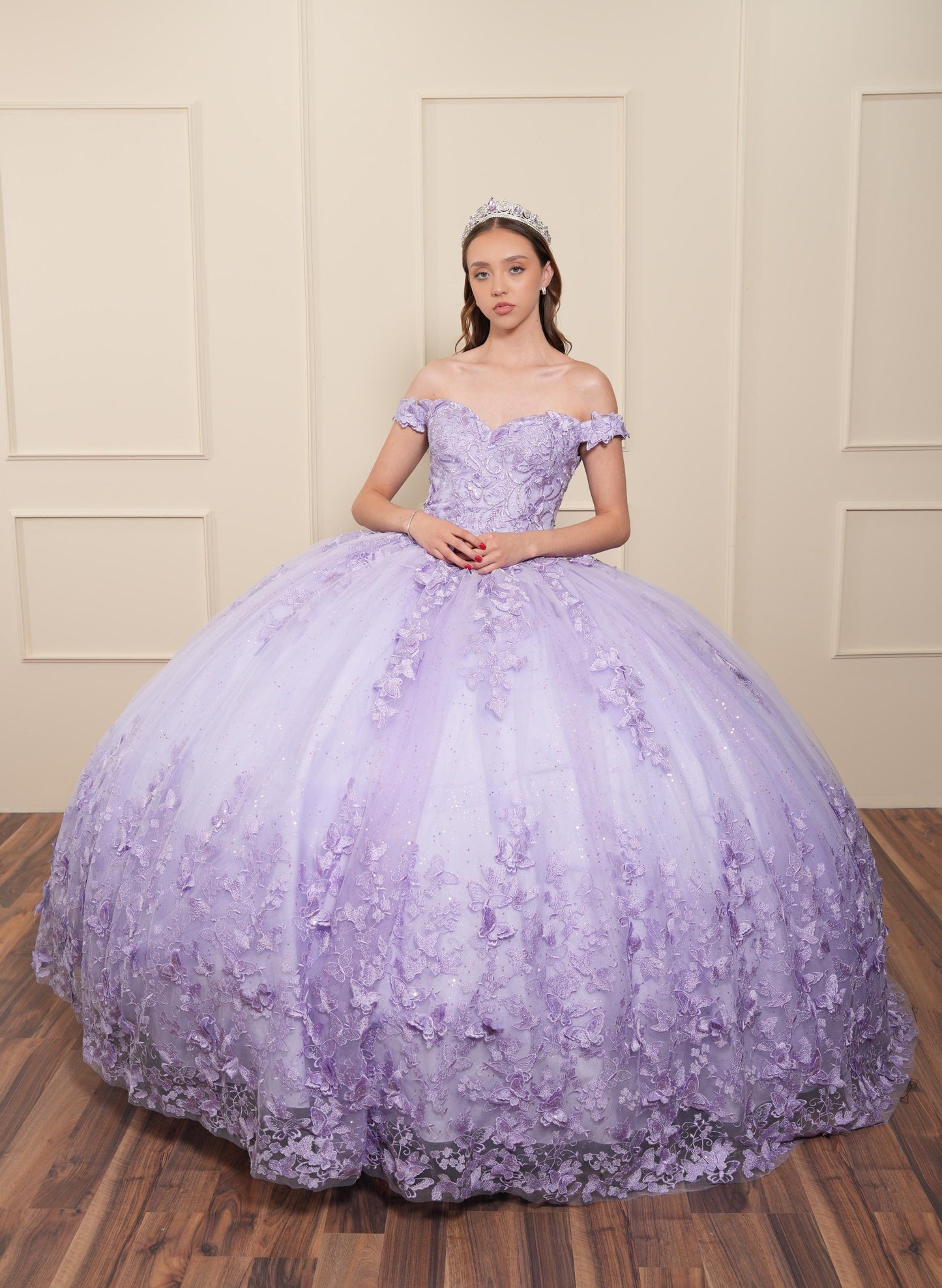 Vestido de XV Años Lila Bordado Mariposas Mangas Caídas con Velo