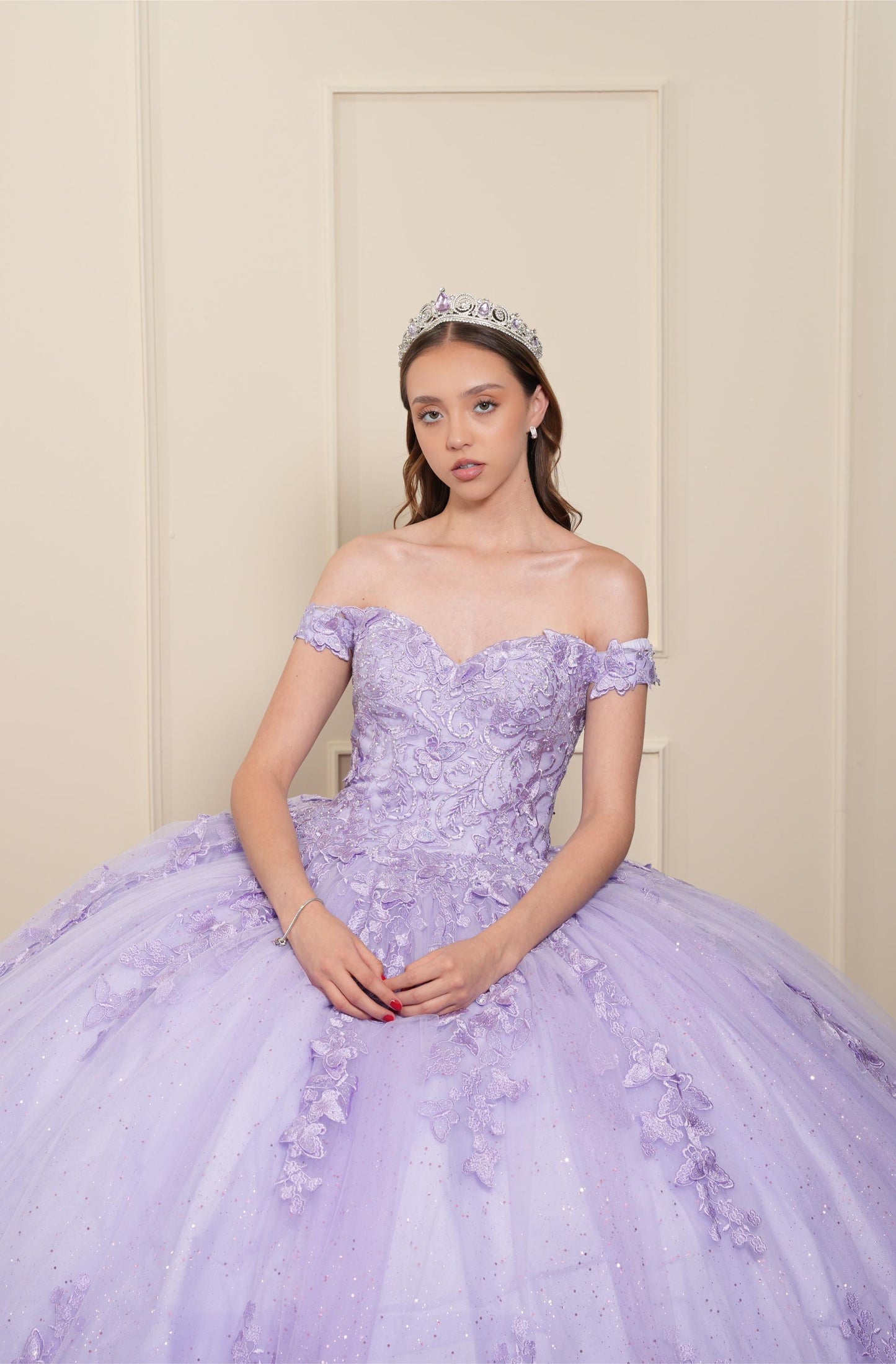Vestido de XV Años Lila Bordado Mariposas Mangas Caídas con Velo