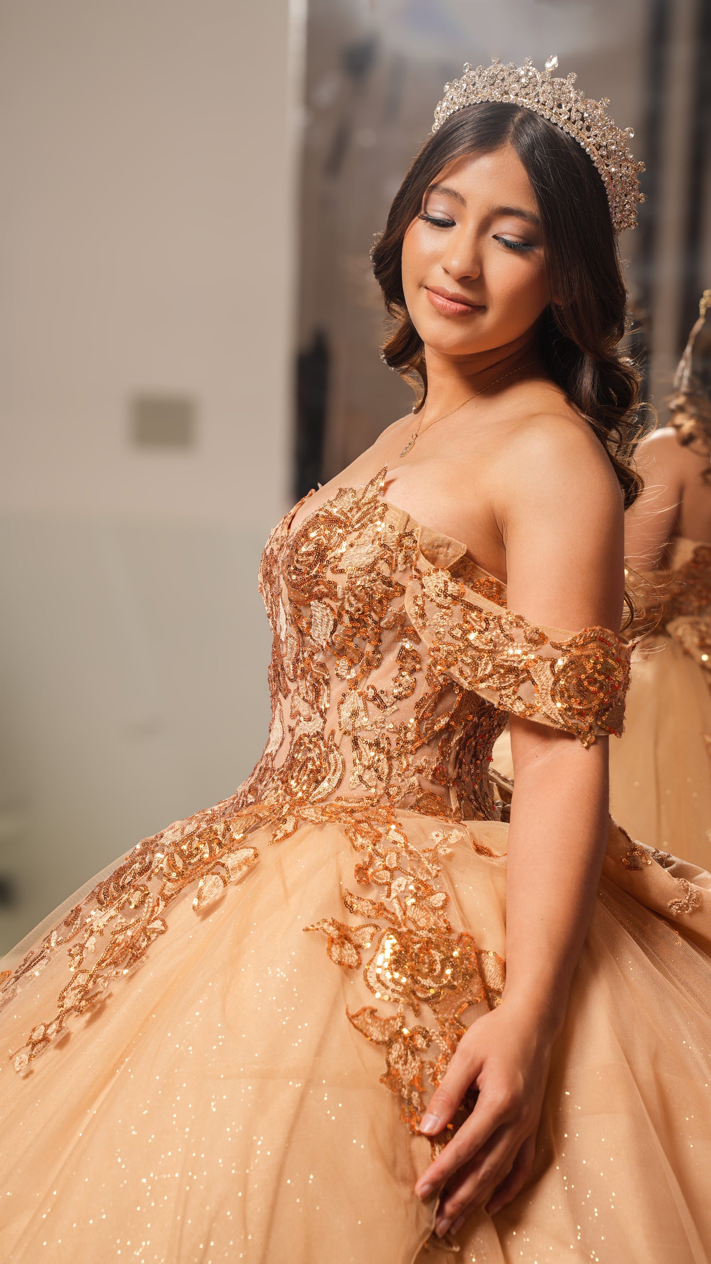Vestido de XV Años Dorado Pedrería en Pecho y Mangas Caidas
