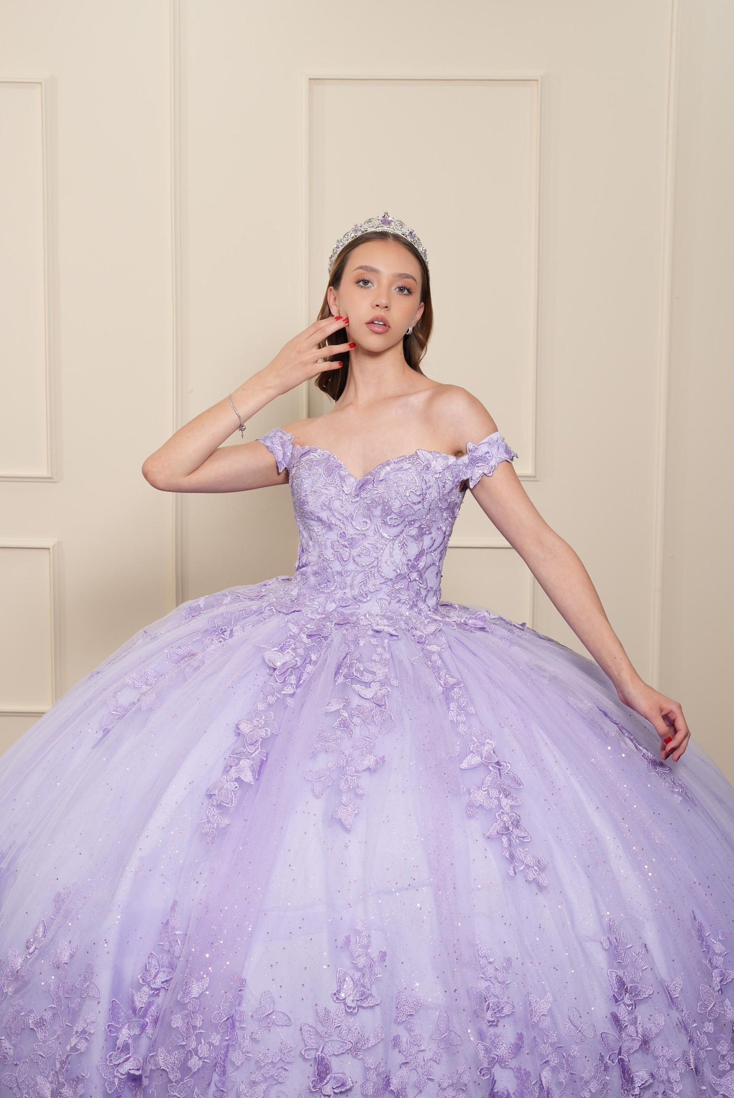 Vestido de XV Años Lila Bordado Mariposas Mangas Caídas con Velo