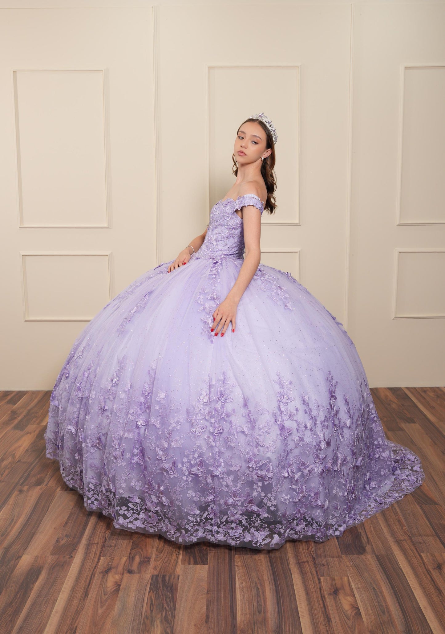 Vestido de XV Años Lila Bordado Mariposas Mangas Caídas con Velo