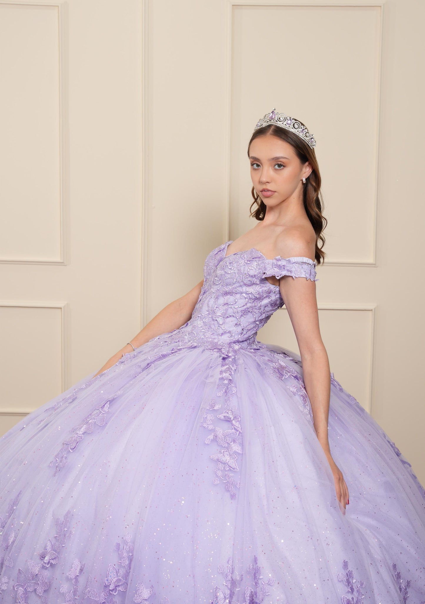 Vestido de XV Años Lila Bordado Mariposas Mangas Caídas con Velo