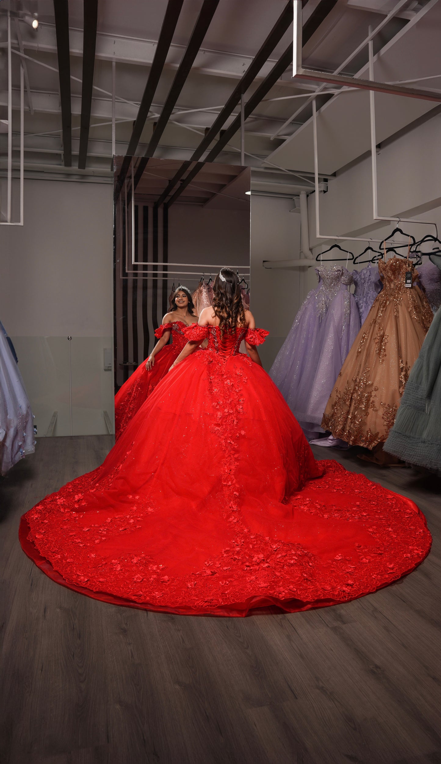 Vestido de XV Años Rojo Encaje de Flores en Falda y Pedrería en Corset (Renta)