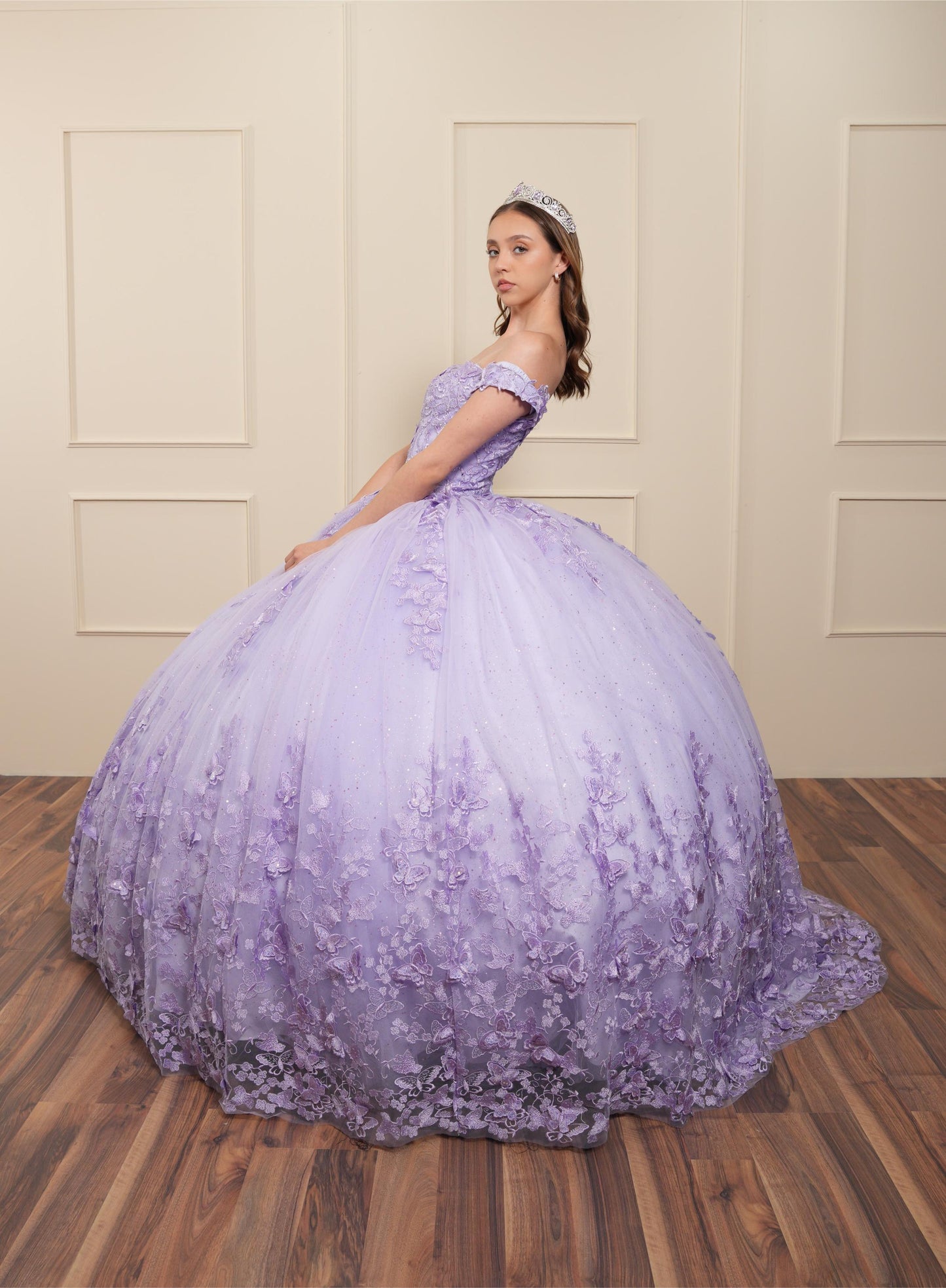 Vestido de XV Años Lila Bordado Mariposas Mangas Caídas con Velo