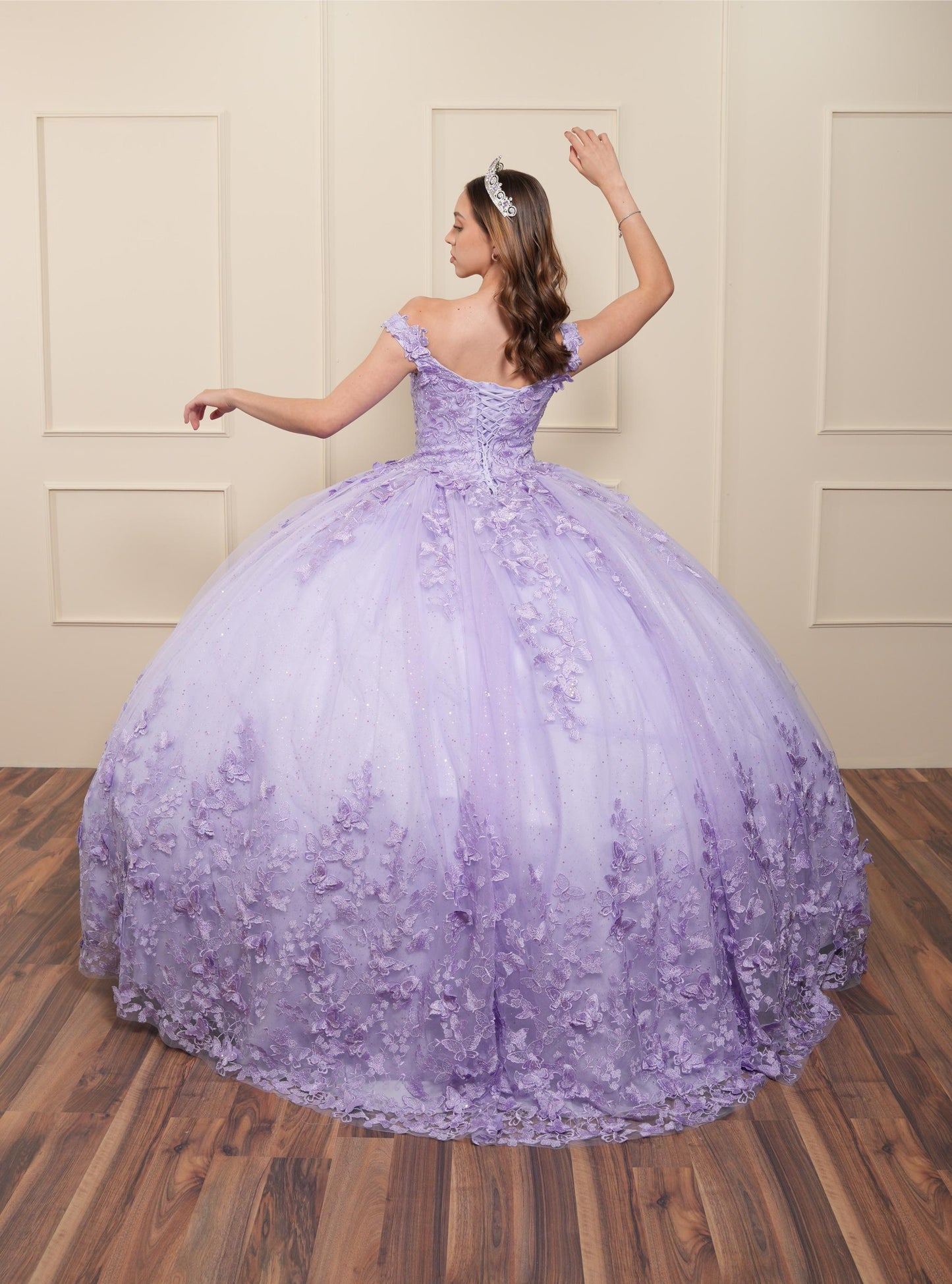 Vestido de XV Años Lila Bordado Mariposas Mangas Caídas con Velo