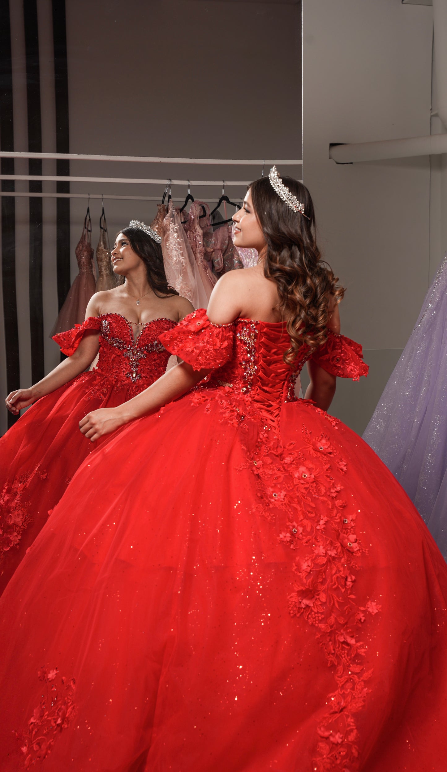 Vestido de XV Años Rojo Encaje de Flores en Falda y Pedrería en Corset (Renta)