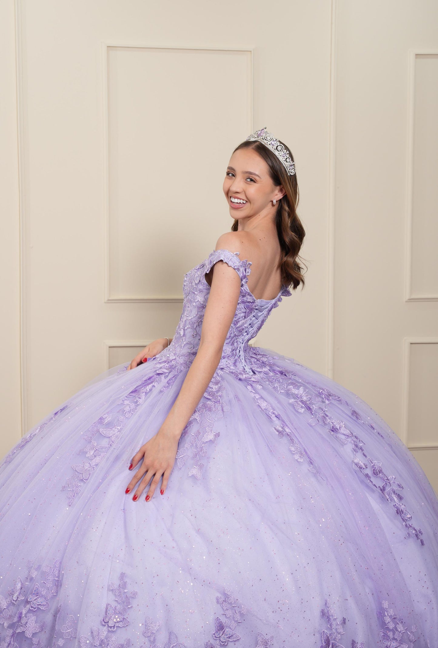 Vestido de XV Años Lila Bordado Mariposas Mangas Caídas con Velo