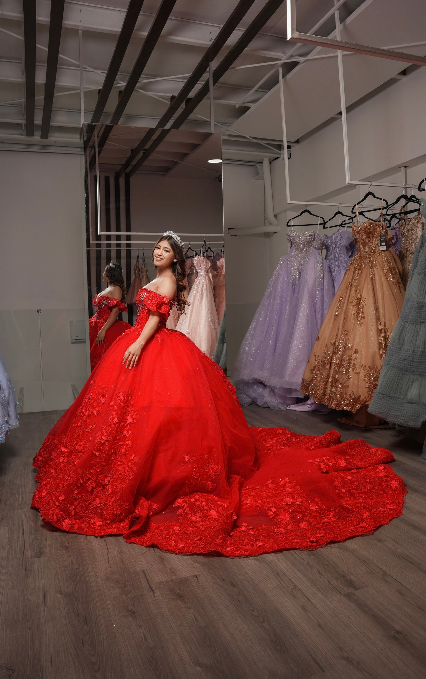 Vestido de XV Años Rojo Encaje de Flores en Falda y Pedrería en Corset (Renta)