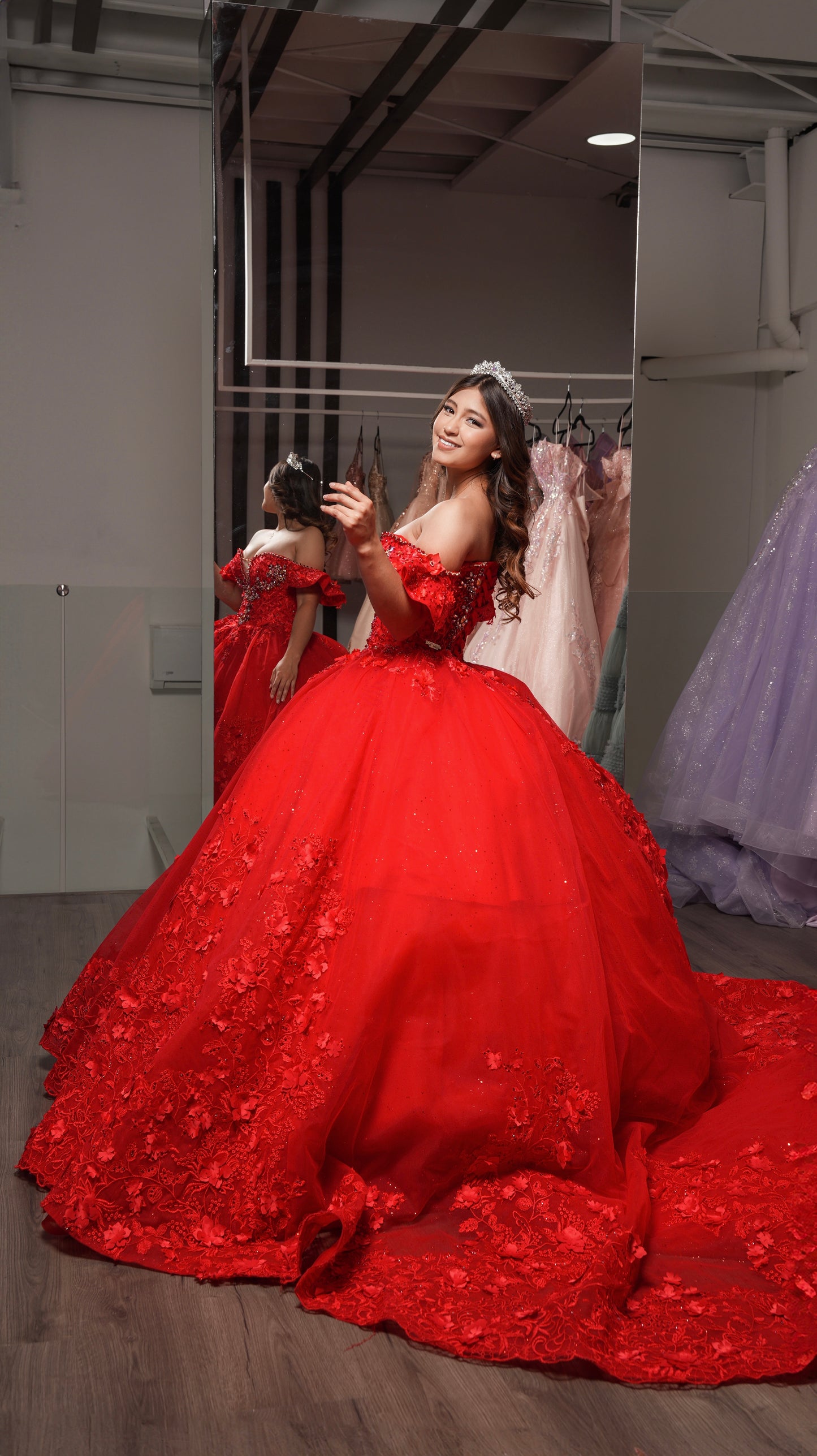 Vestido de XV Años Rojo Encaje de Flores en Falda y Pedrería en Corset (Renta)