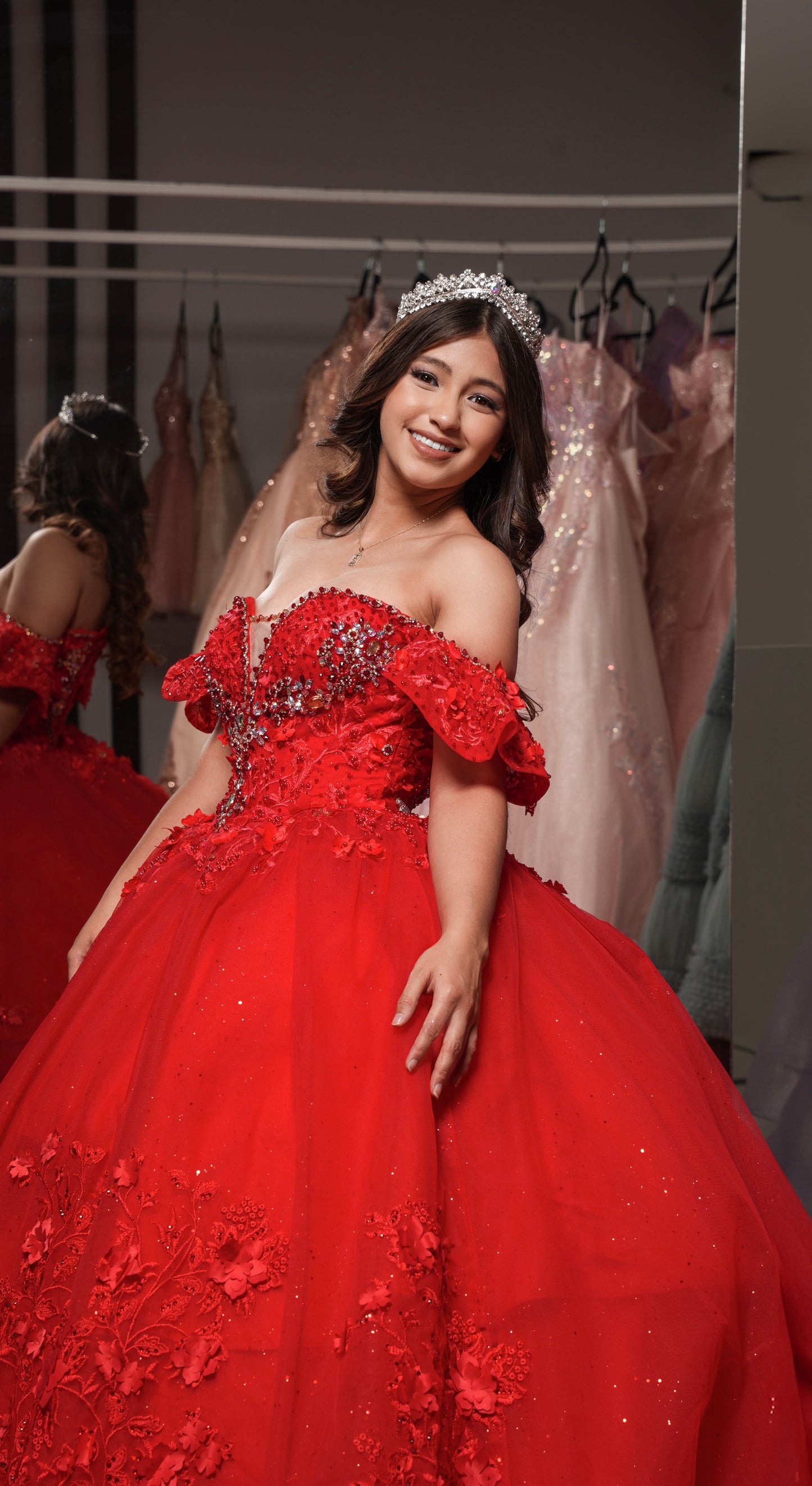 Vestido de XV Años Rojo Encaje de Flores en Falda y Pedrería en Corset (Renta)
