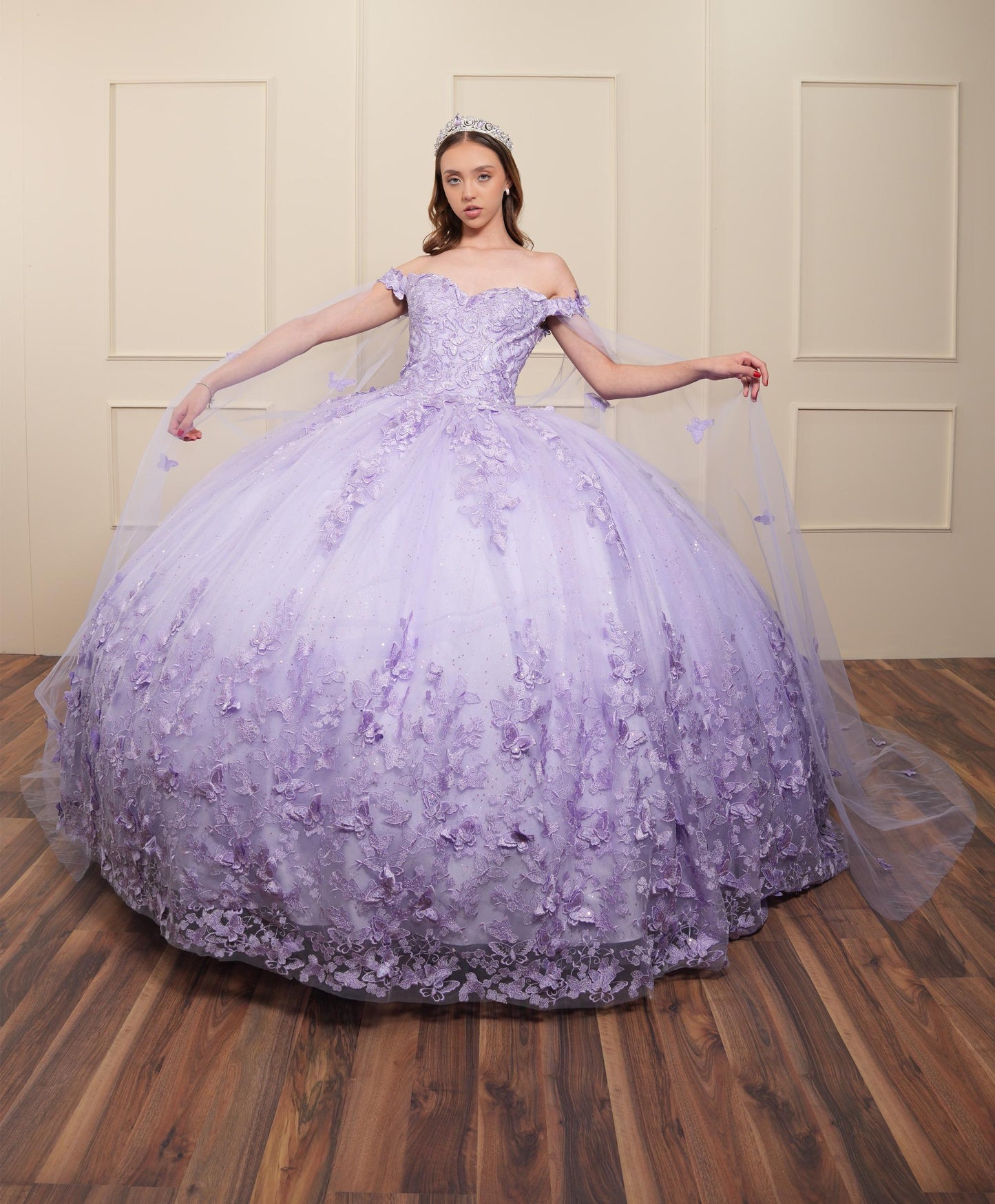Vestido de XV Años Lila Bordado Mariposas Mangas Caídas con Velo