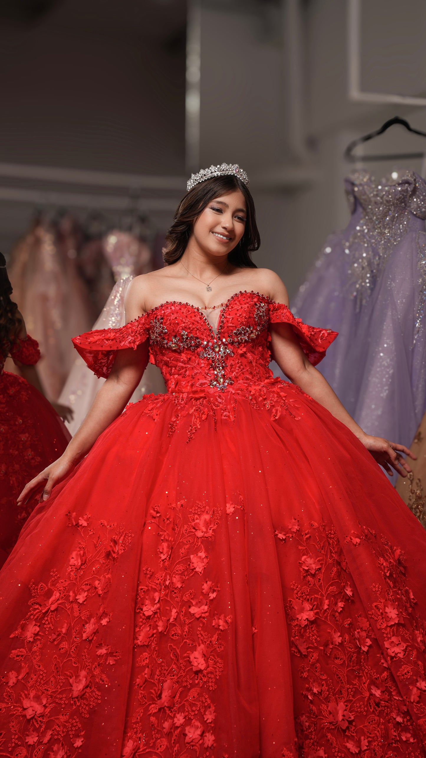 Vestido de XV Años Rojo Encaje de Flores en Falda y Pedrería en Corset (Renta)