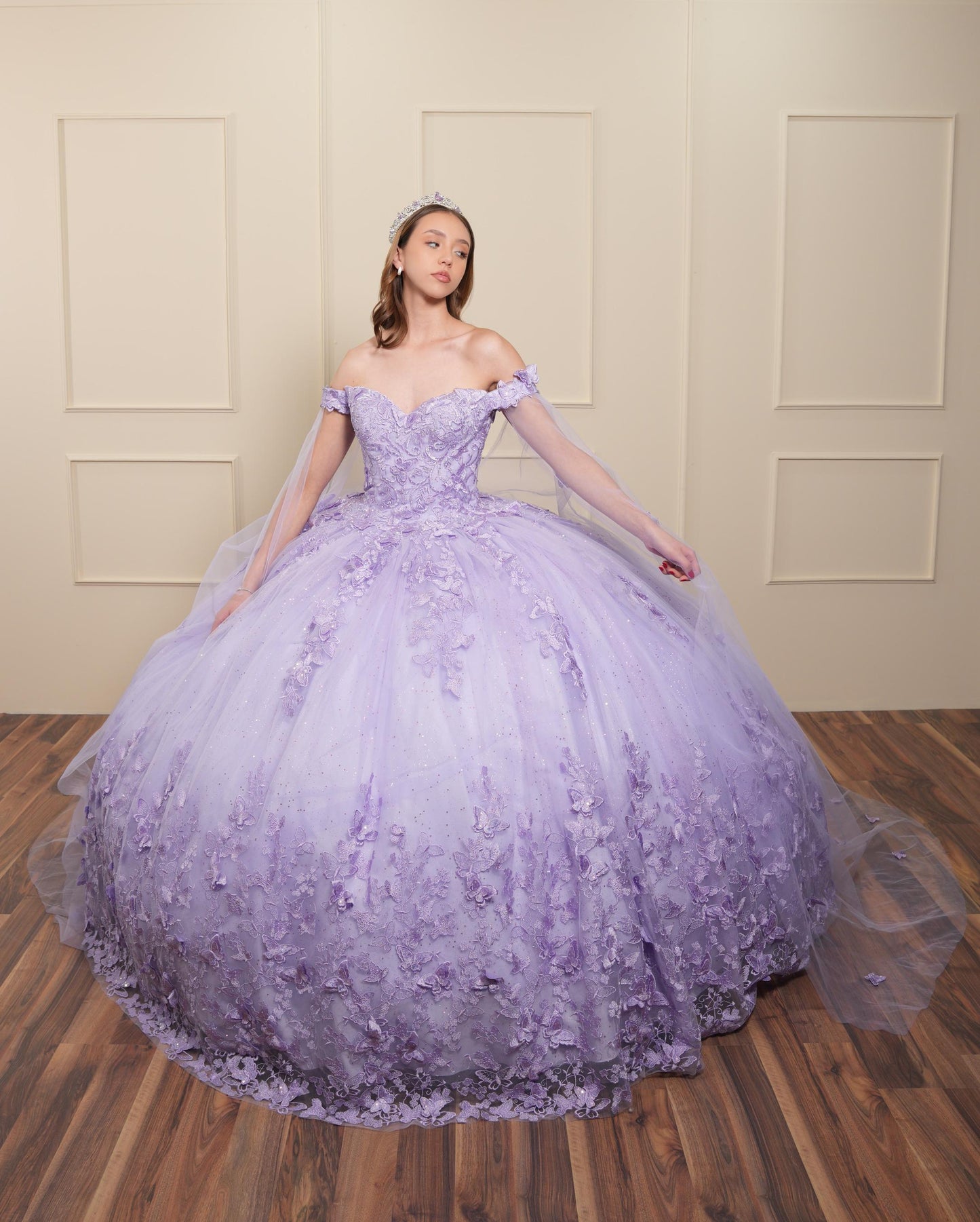 Vestido de XV Años Lila Bordado Mariposas Mangas Caídas con Velo