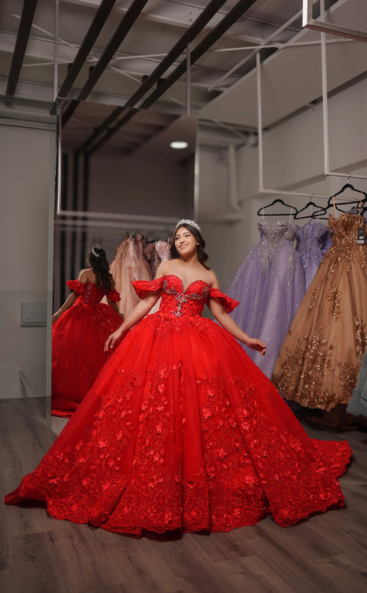 Vestido de XV Años Rojo Encaje de Flores en Falda y Pedrería en Corset (Renta)