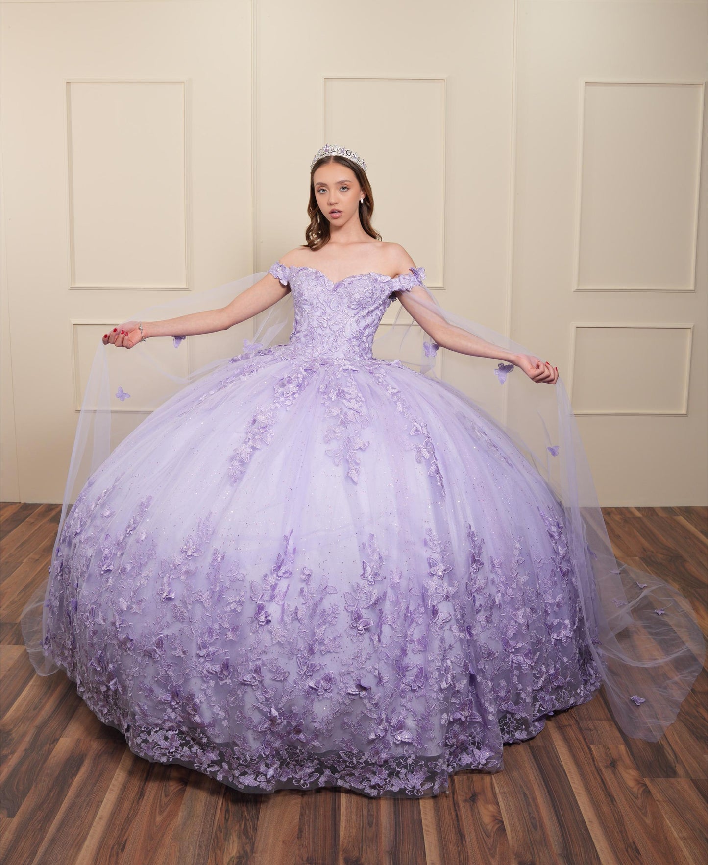 Vestido de XV Años Lila Bordado Mariposas Mangas Caídas con Velo