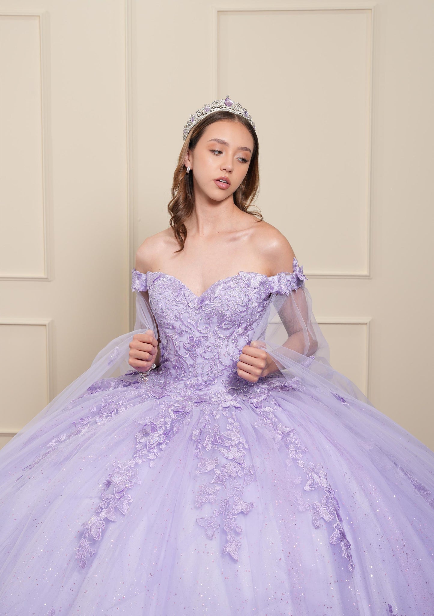 Vestido de XV Años Lila Bordado Mariposas Mangas Caídas con Velo