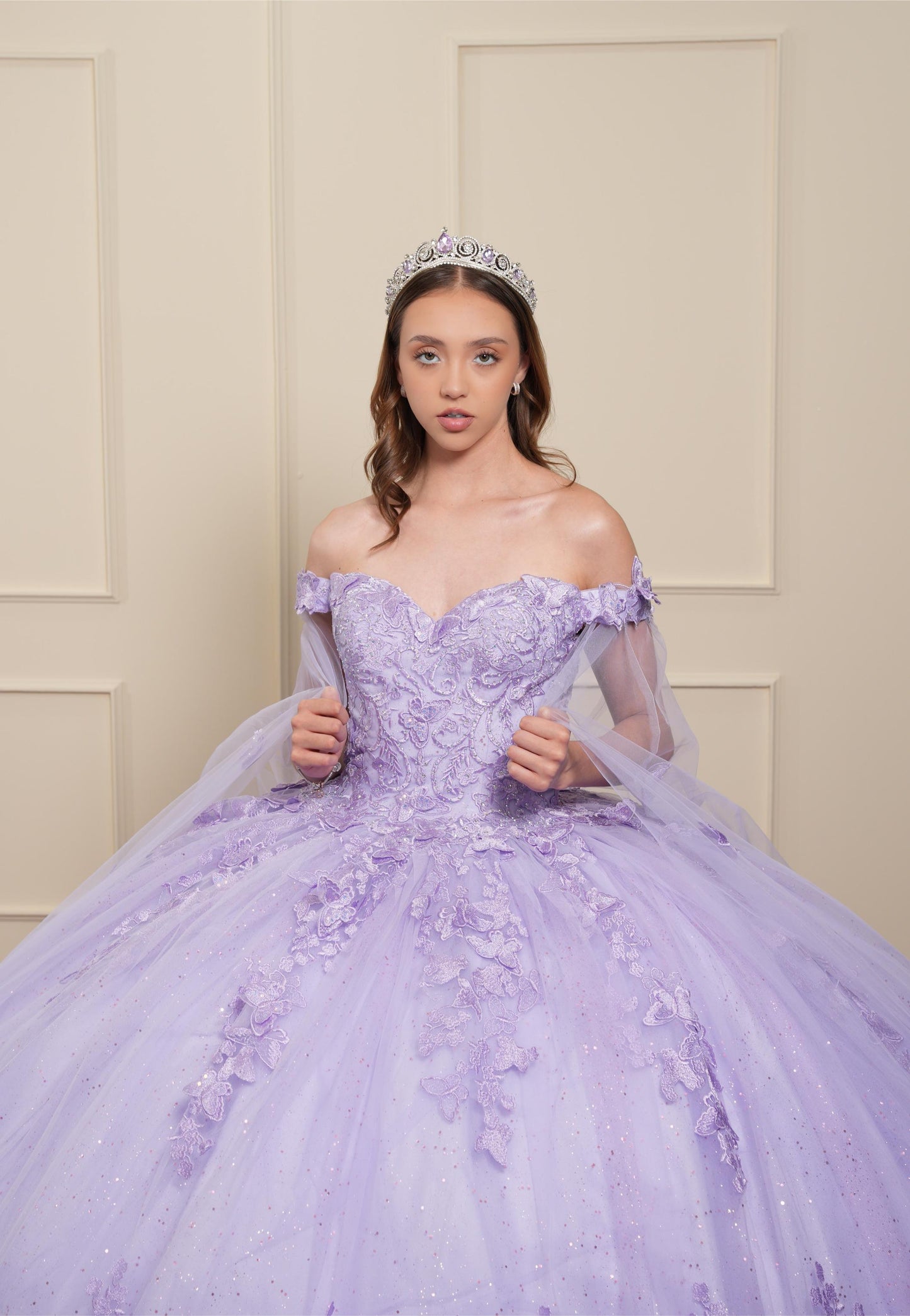 Vestido de XV Años Lila Bordado Mariposas Mangas Caídas con Velo