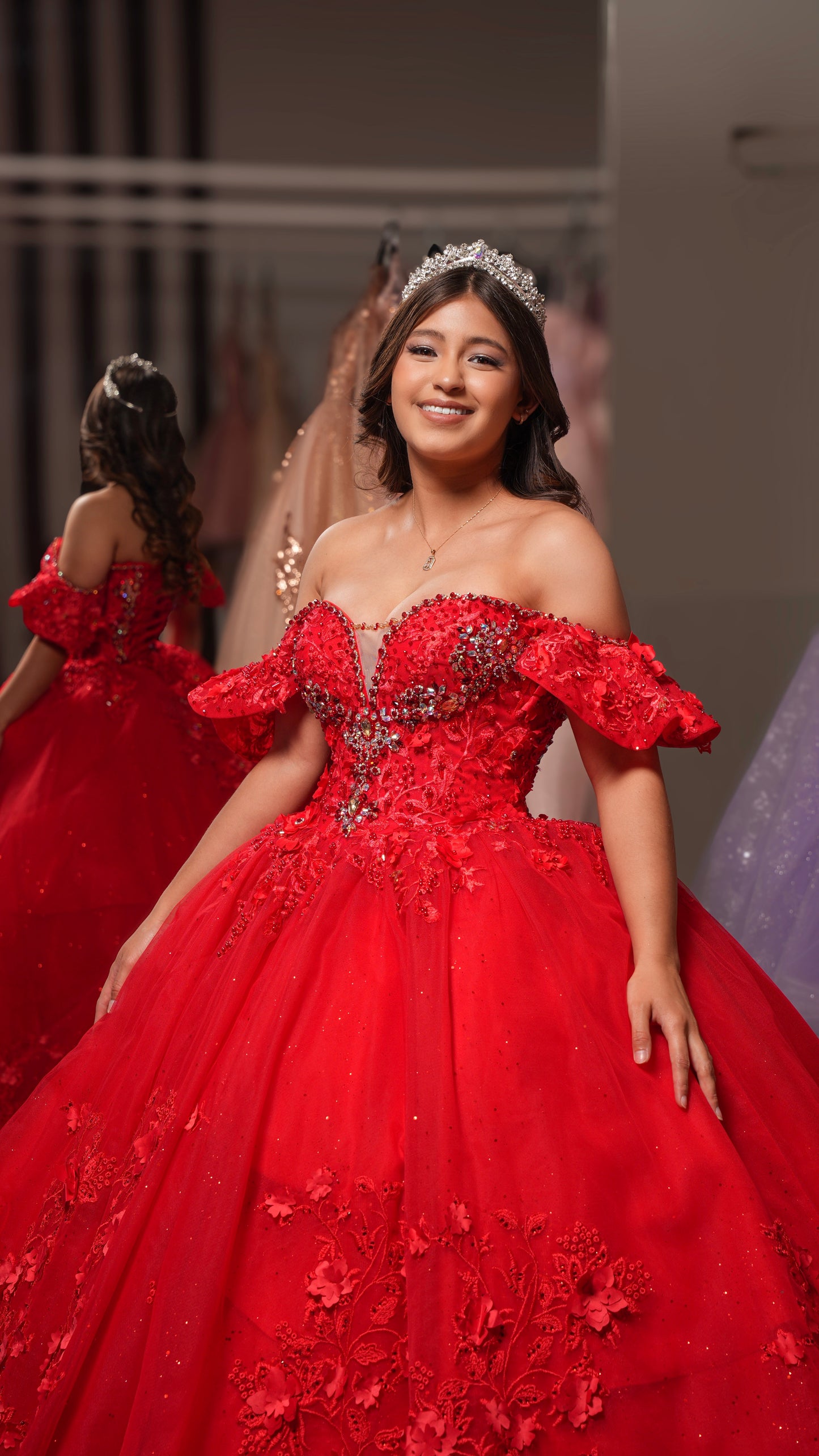 Vestido de XV Años Rojo Encaje de Flores en Falda y Pedrería en Corset (Renta)