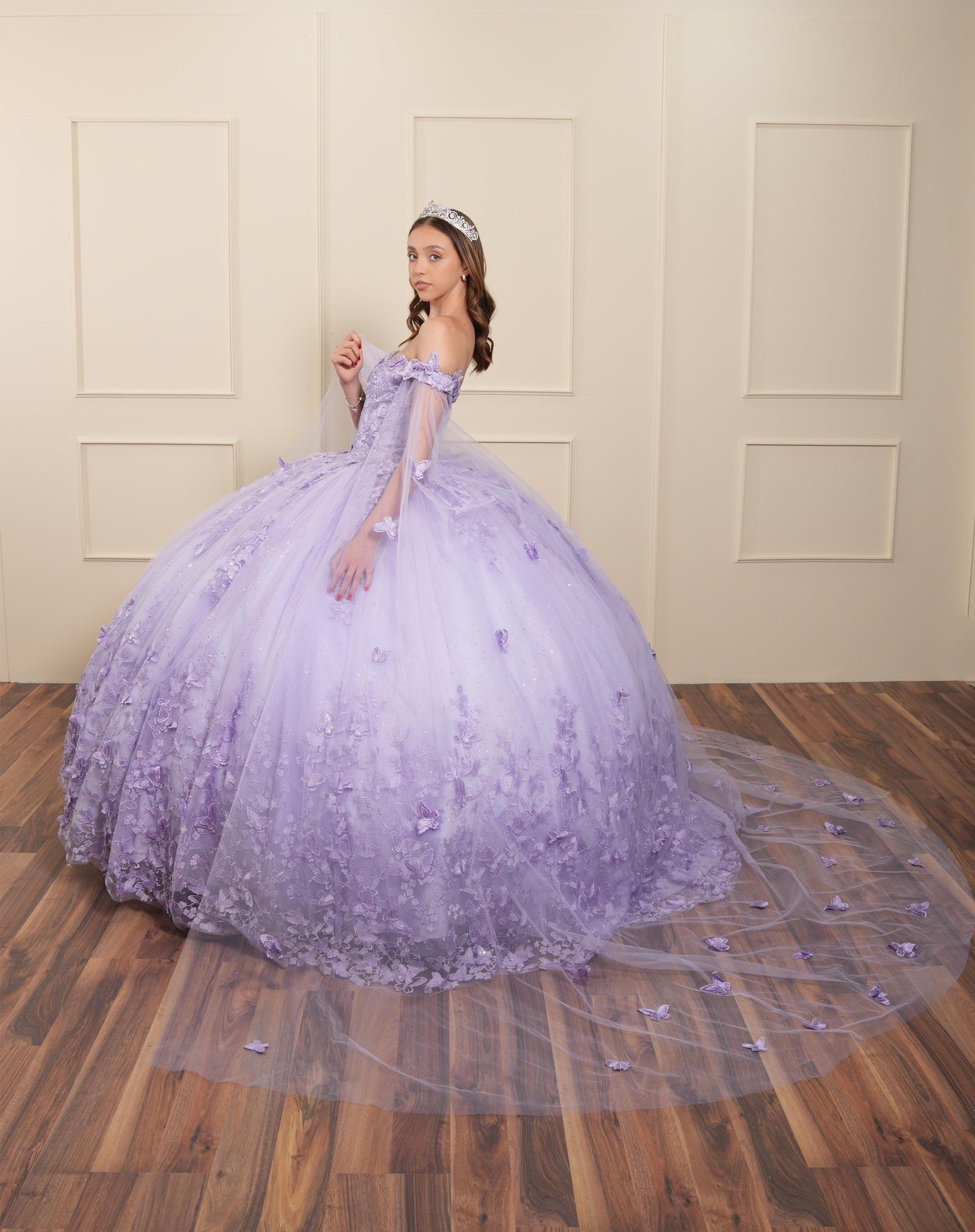 Vestido de XV Años Lila Bordado Mariposas Mangas Caídas con Velo