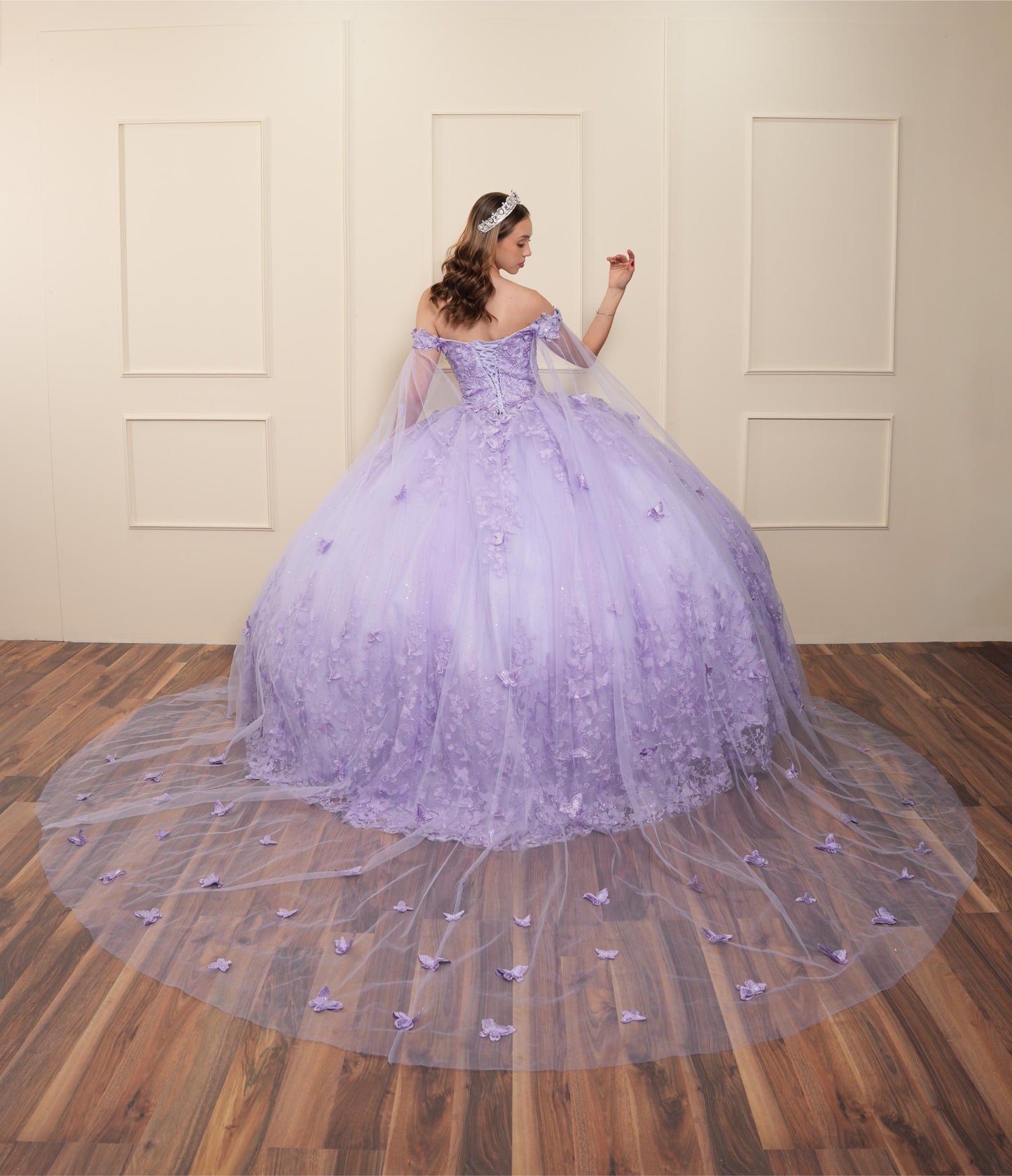 Vestido de XV Años Lila Bordado Mariposas Mangas Caídas con Velo
