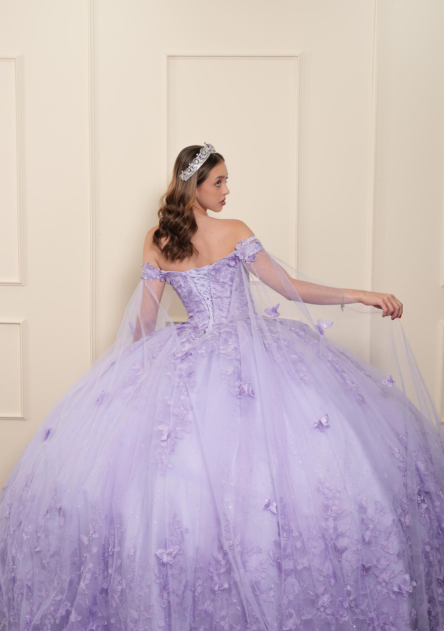 Vestido de XV Años Lila Bordado Mariposas Mangas Caídas con Velo
