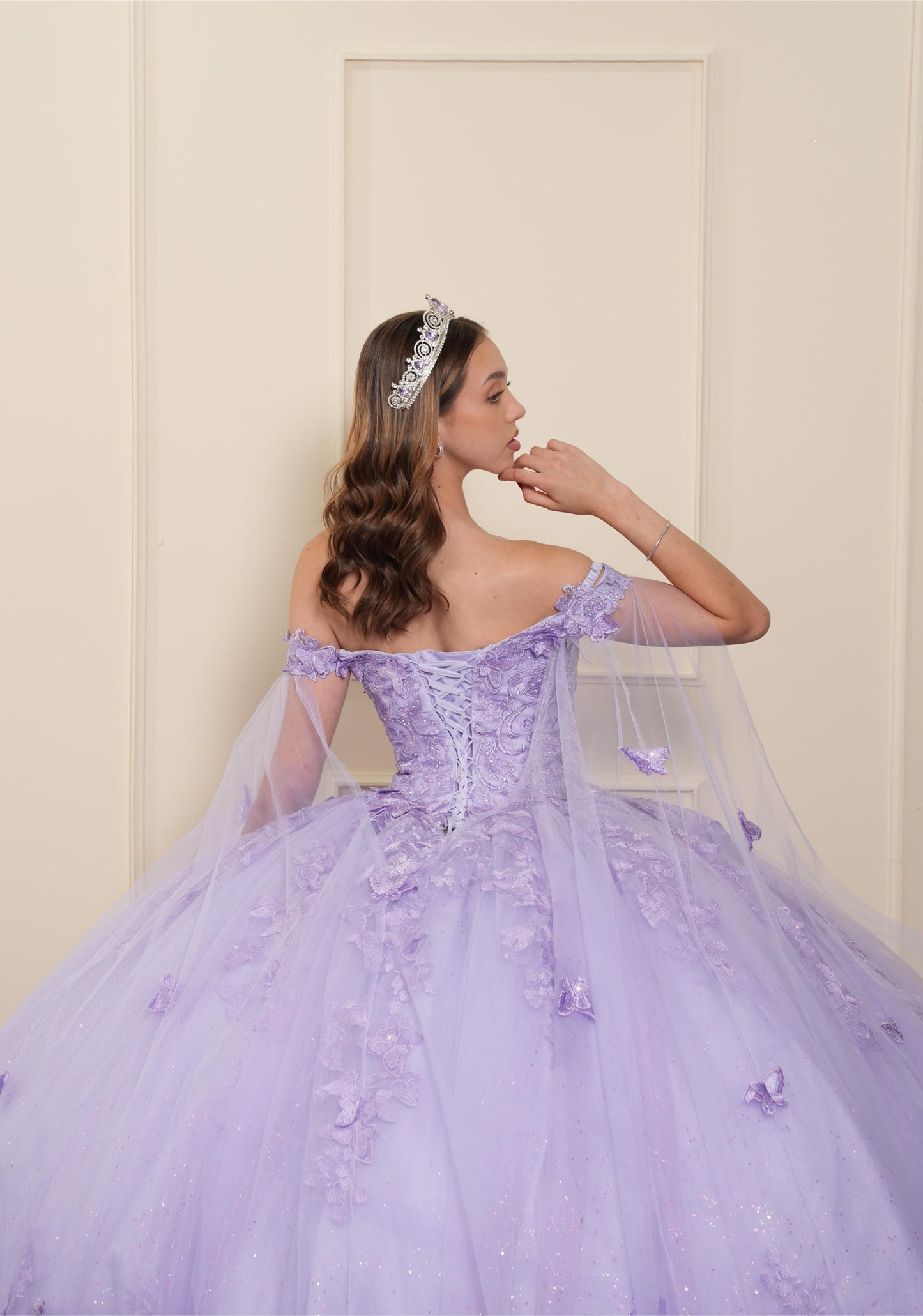 Vestido de XV Años Lila Bordado Mariposas Mangas Caídas con Velo