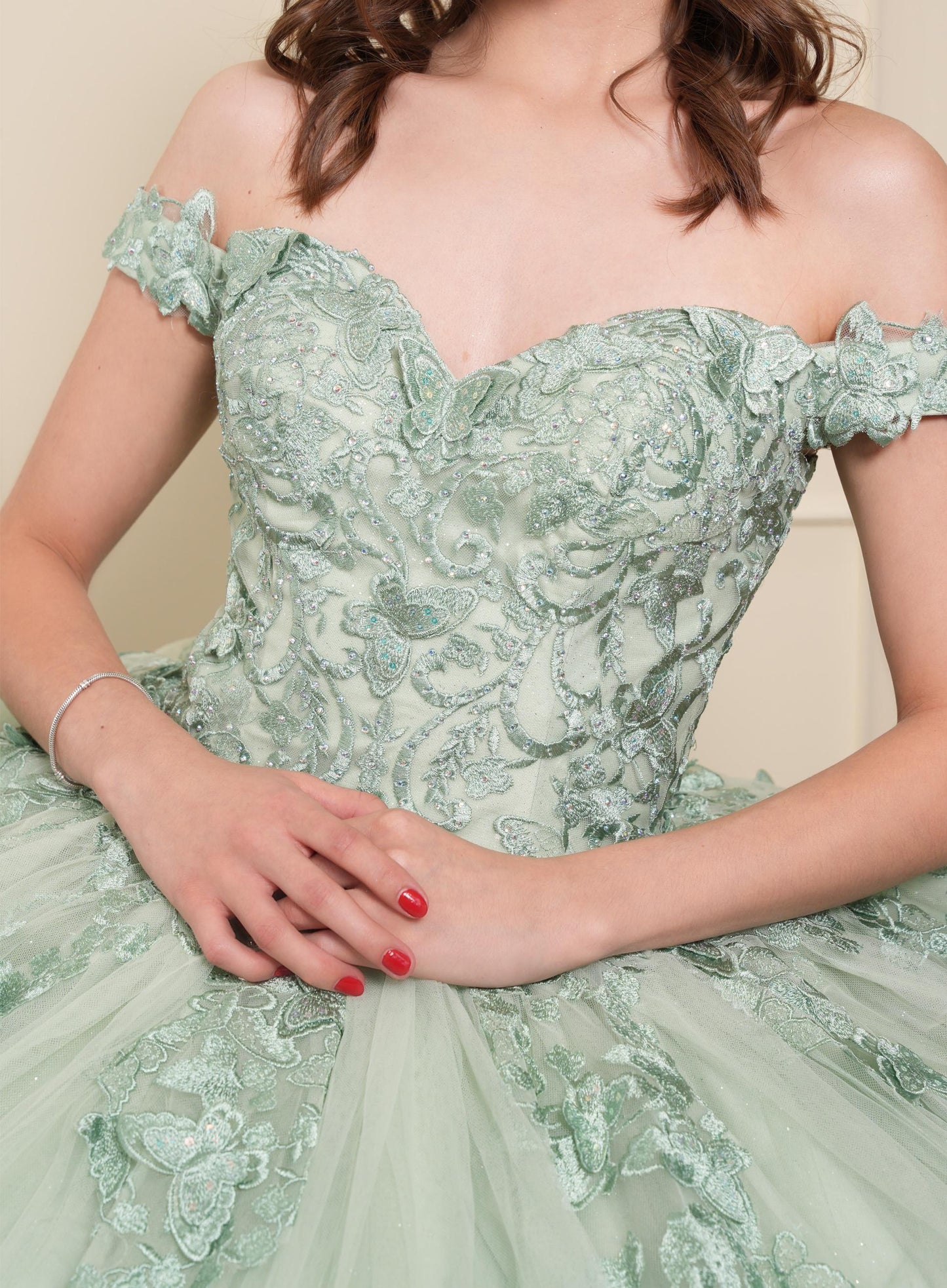 Vestido de XV Años Pistache Bordado Mariposas Mangas Caídas con Velo