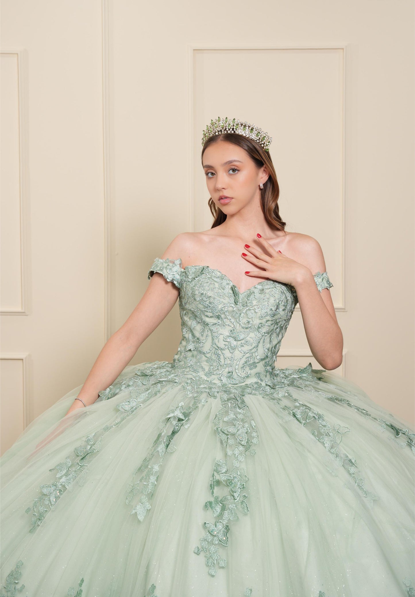 Vestido de XV Años Pistache Bordado Mariposas Mangas Caídas con Velo