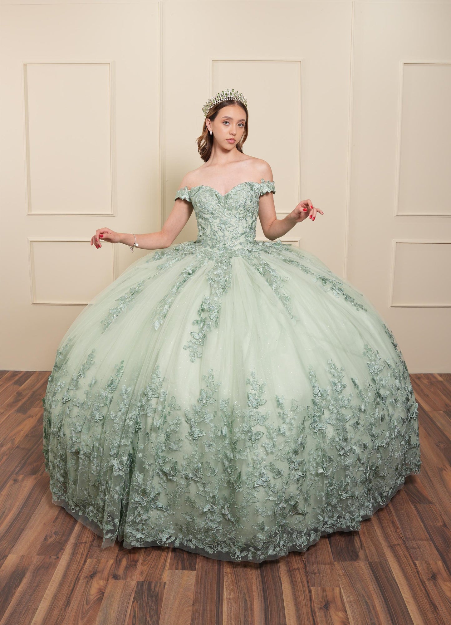 Vestido de XV Años Pistache Bordado Mariposas Mangas Caídas con Velo