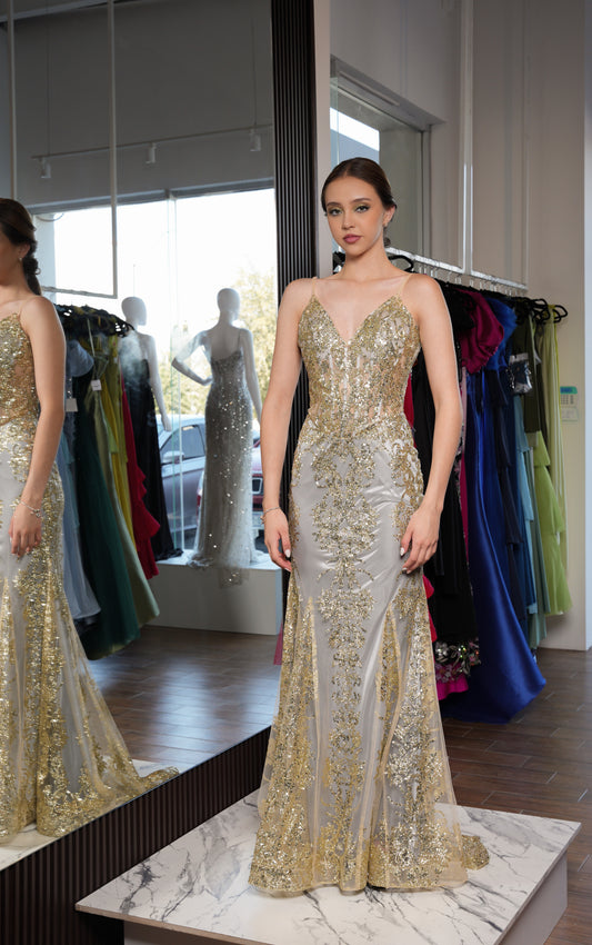 Vestido Gris con Detalles Plateados Corte Sirena