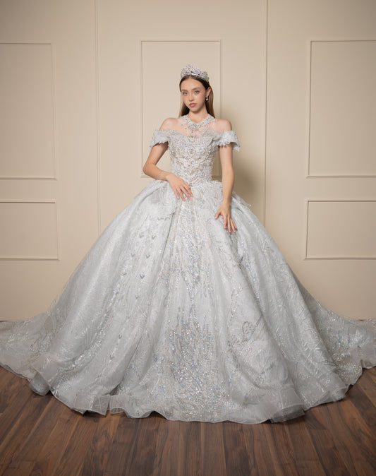 Vestido de XV Años  Vestido Plateado Glitter y Pedrería Manga Caída con Cauda