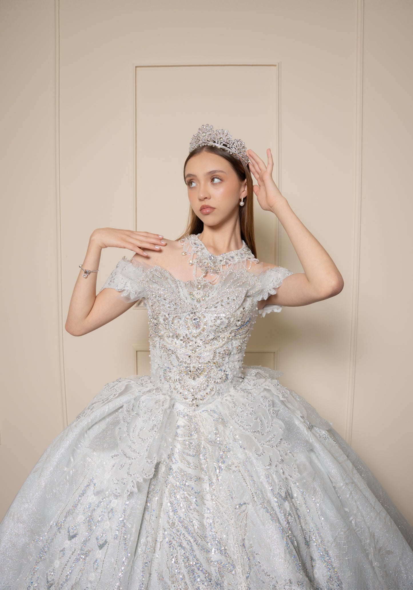 Vestido de XV Años  Vestido Plateado Glitter y Pedrería Manga Caída con Cauda