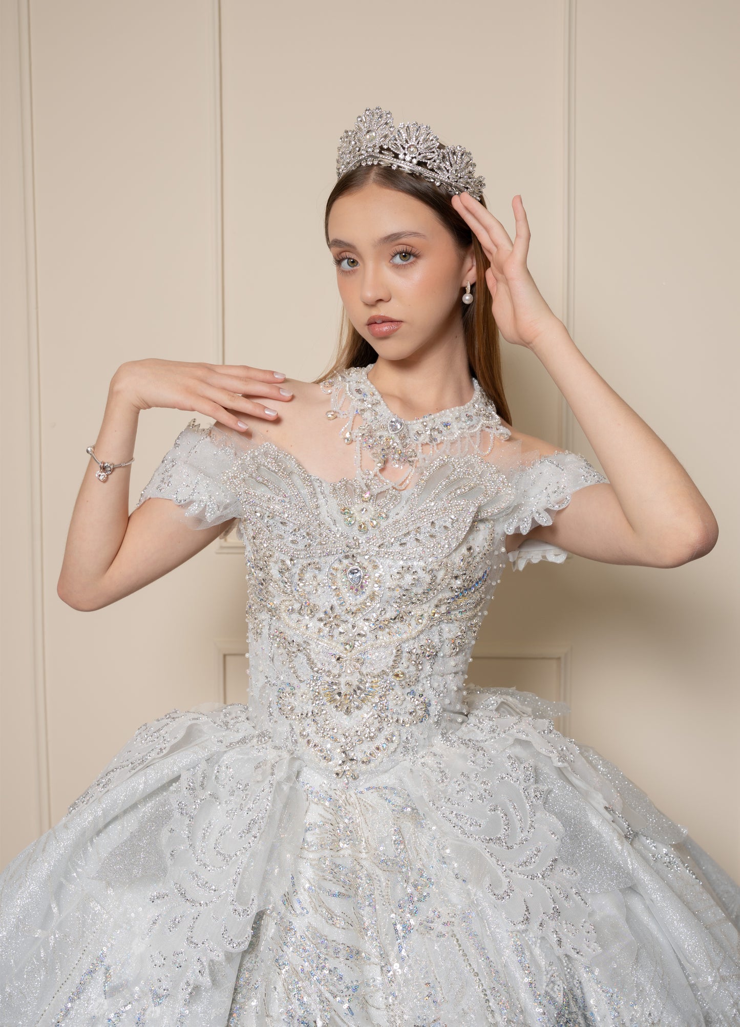 Vestido de XV Años  Vestido Plateado Glitter y Pedrería Manga Caída con Cauda
