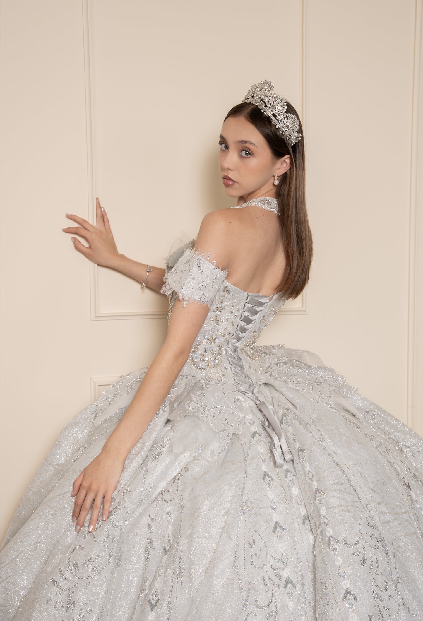 Vestido de XV Años  Vestido Plateado Glitter y Pedrería Manga Caída con Cauda