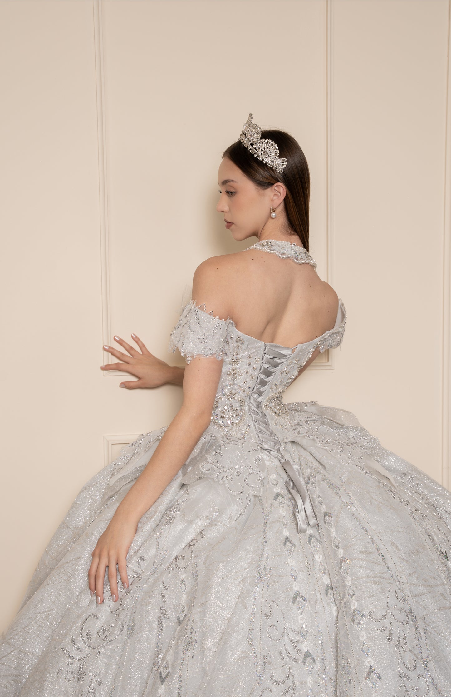 Vestido de XV Años  Vestido Plateado Glitter y Pedrería Manga Caída con Cauda