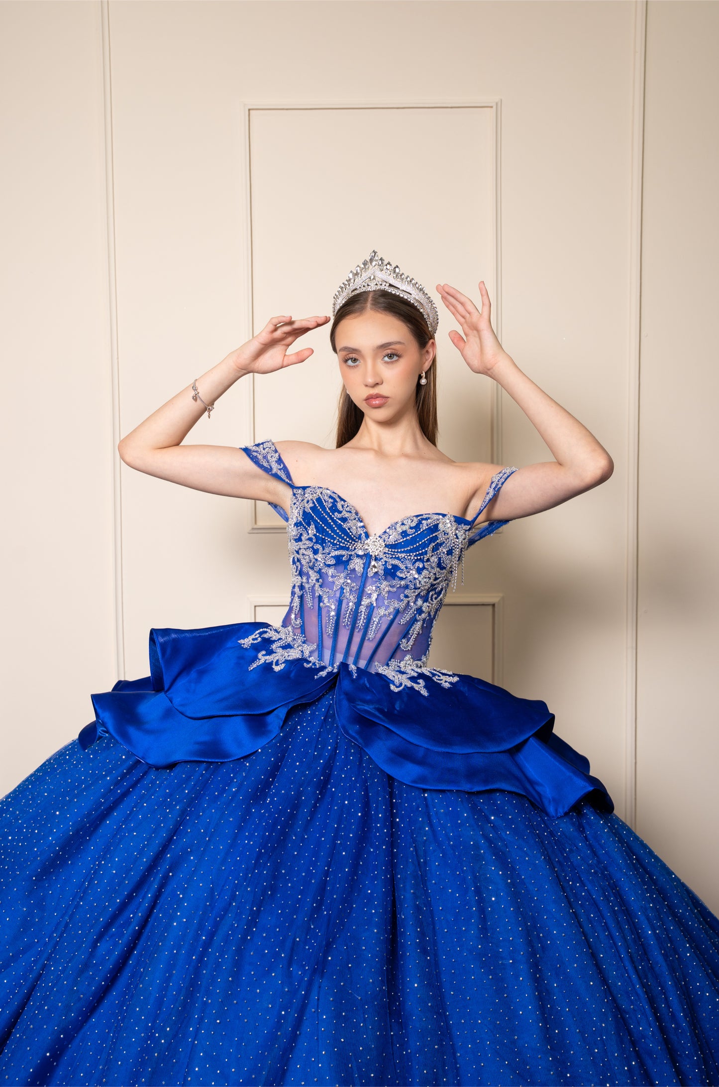 Vestidos de XV Años Azul Rey con Pedrería Plateada Moño de Satin