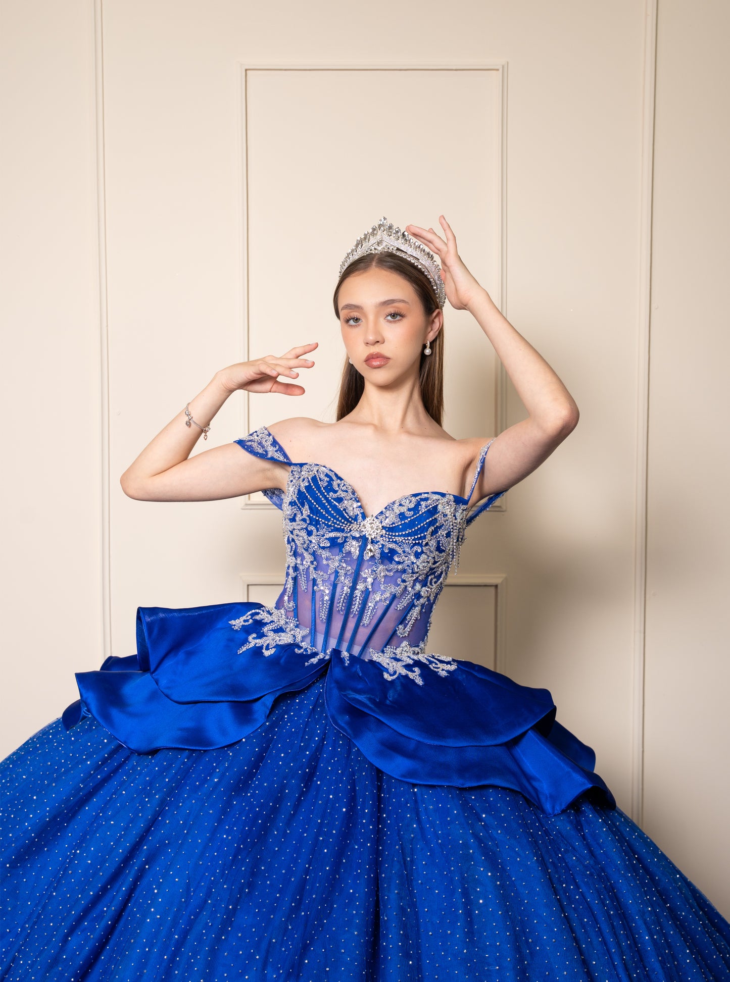 Vestidos de XV Años Azul Rey con Pedrería Plateada Moño de Satin