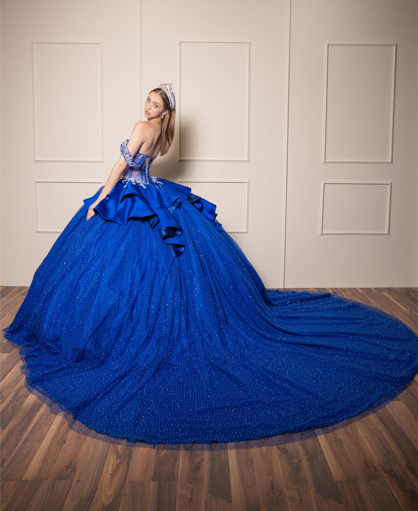 Vestidos de XV Años Azul Rey con Pedrería Plateada Moño de Satin