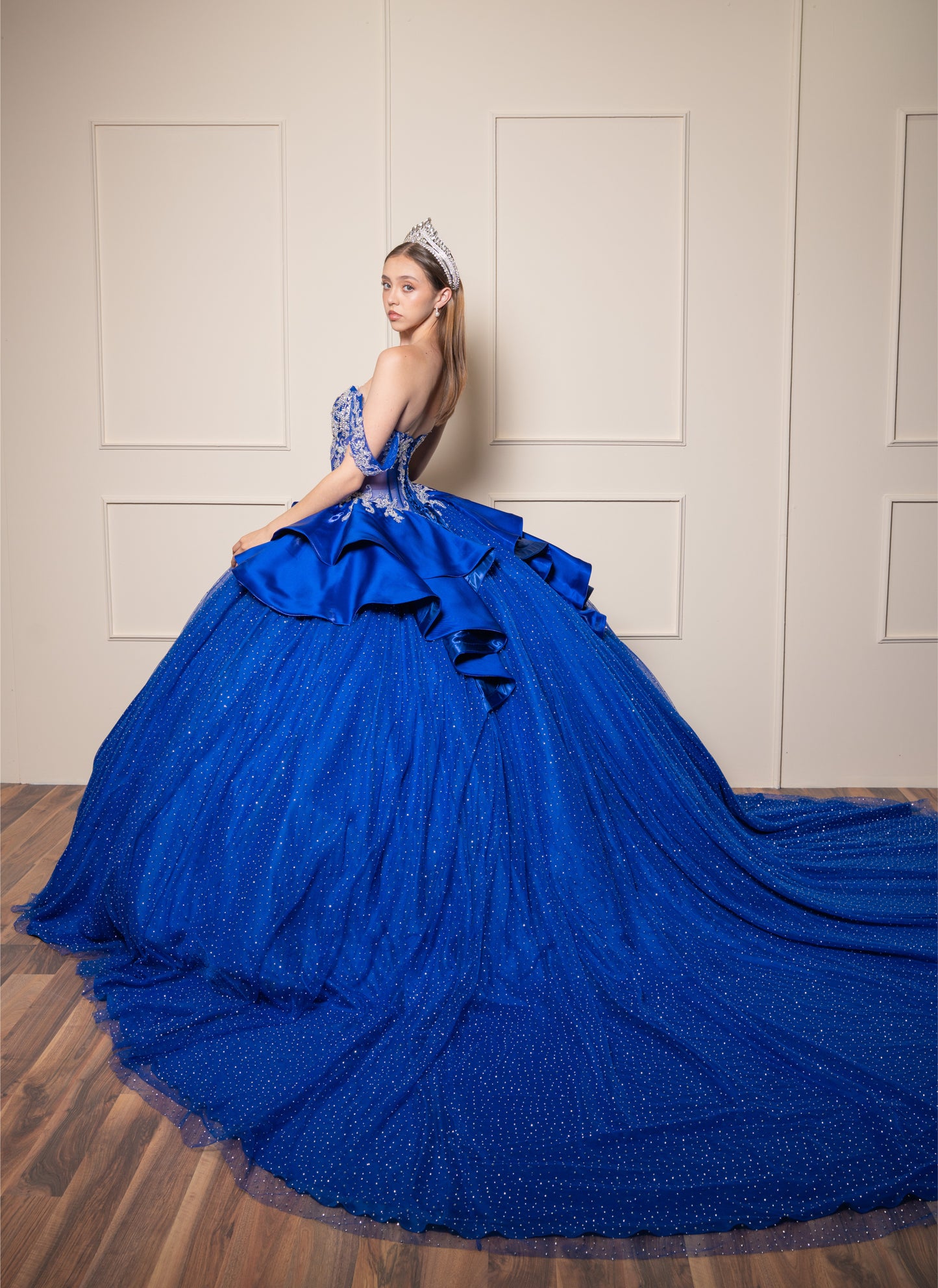 Vestidos de XV Años Azul Rey con Pedrería Plateada Moño de Satin