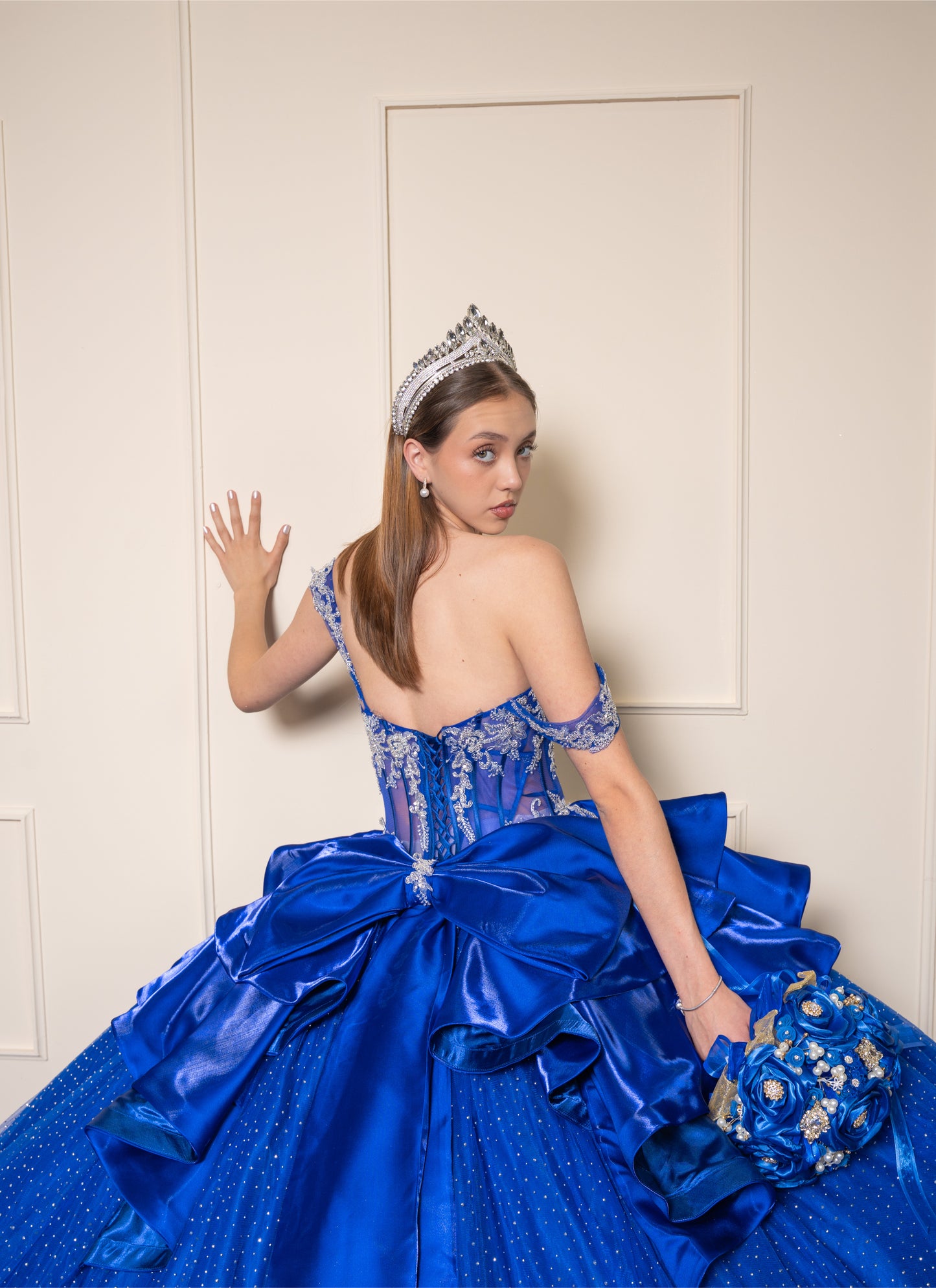 Vestidos de XV Años Azul Rey con Pedrería Plateada Moño de Satin