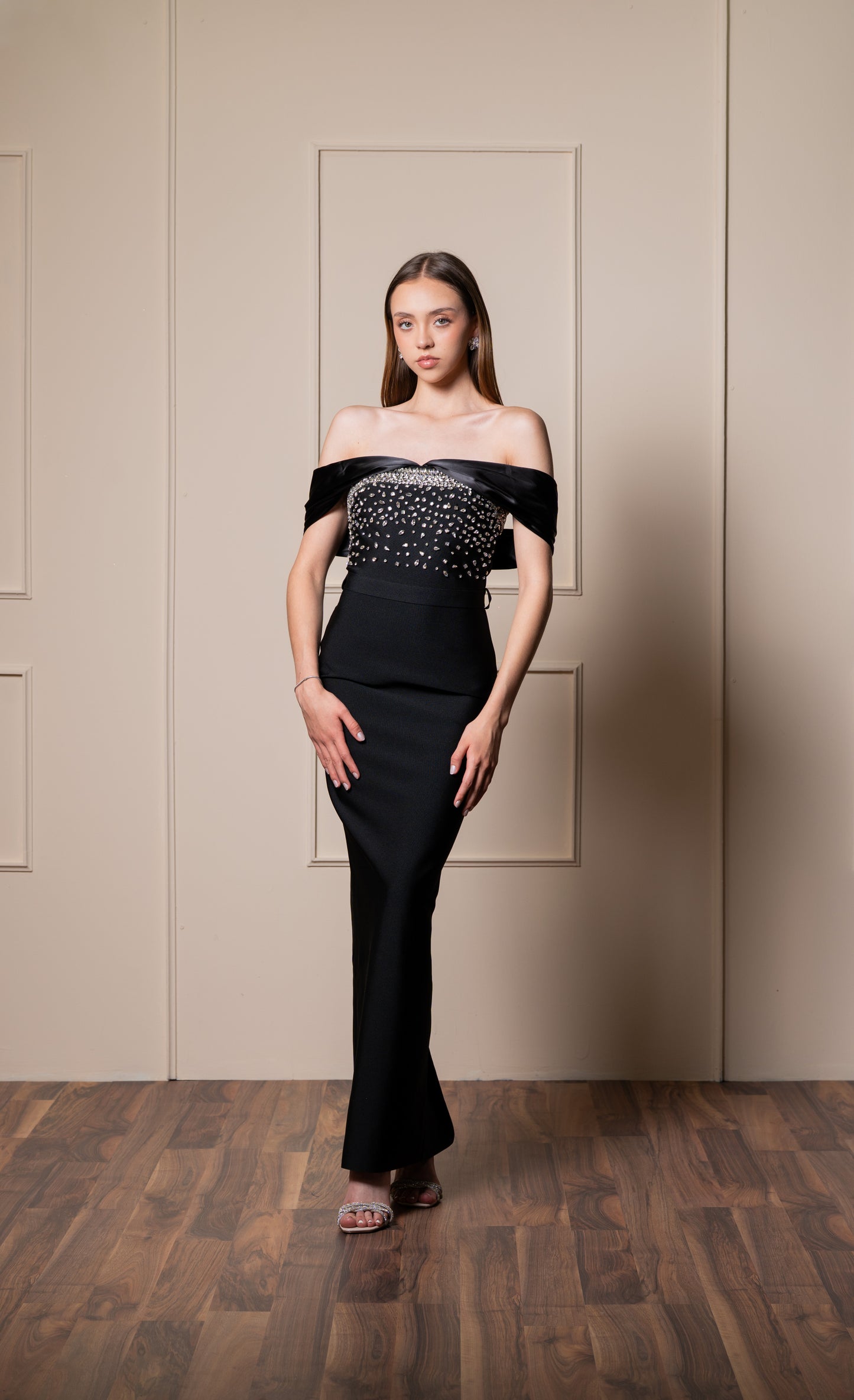 Vestido Negro Manga Caida Straple Con Piedras