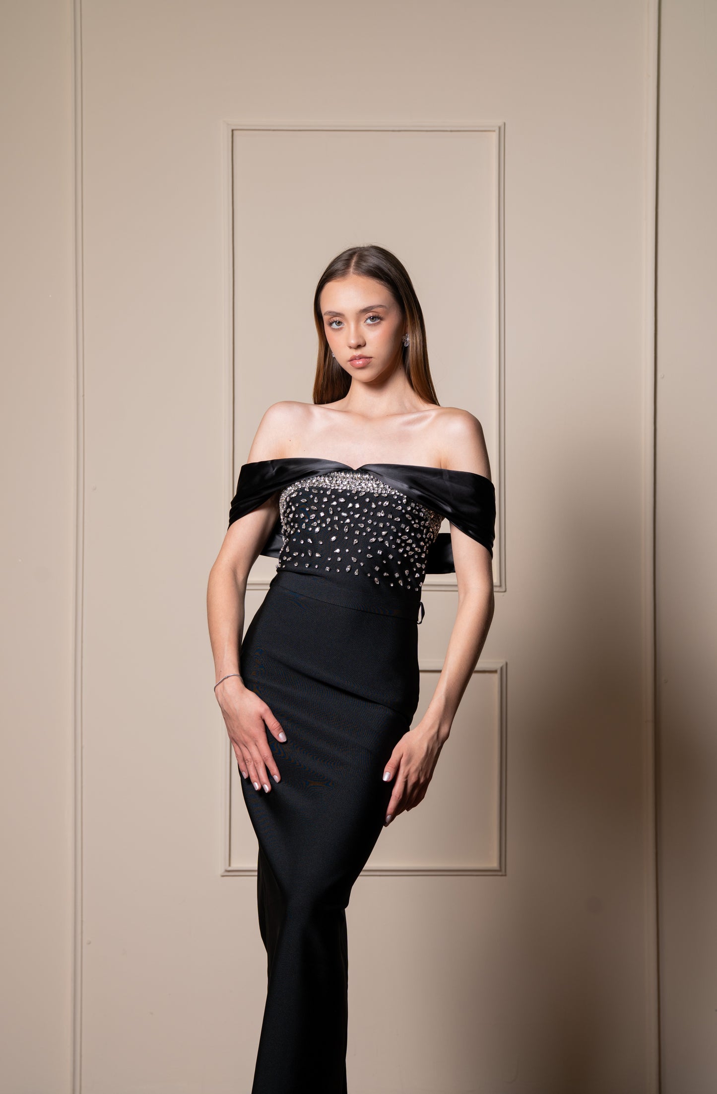 Vestido Negro Manga Caida Straple Con Piedras