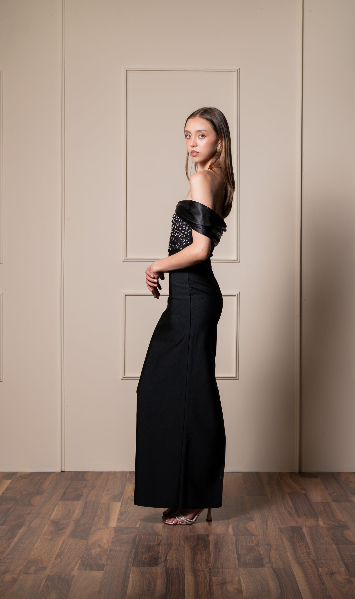 Vestido Negro Manga Caida Straple Con Piedras