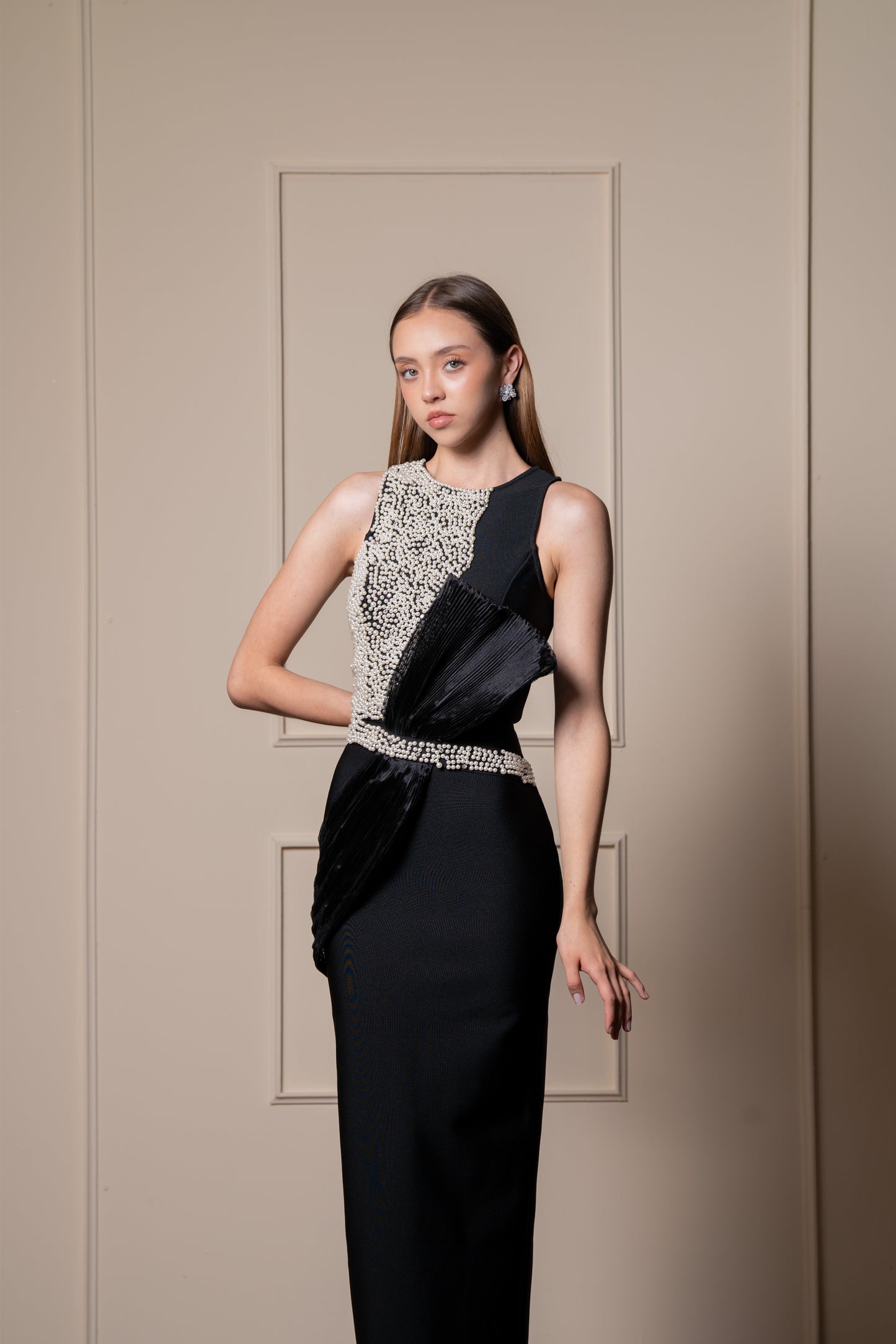 Vestido Negro Midi Con Perlas Arriba