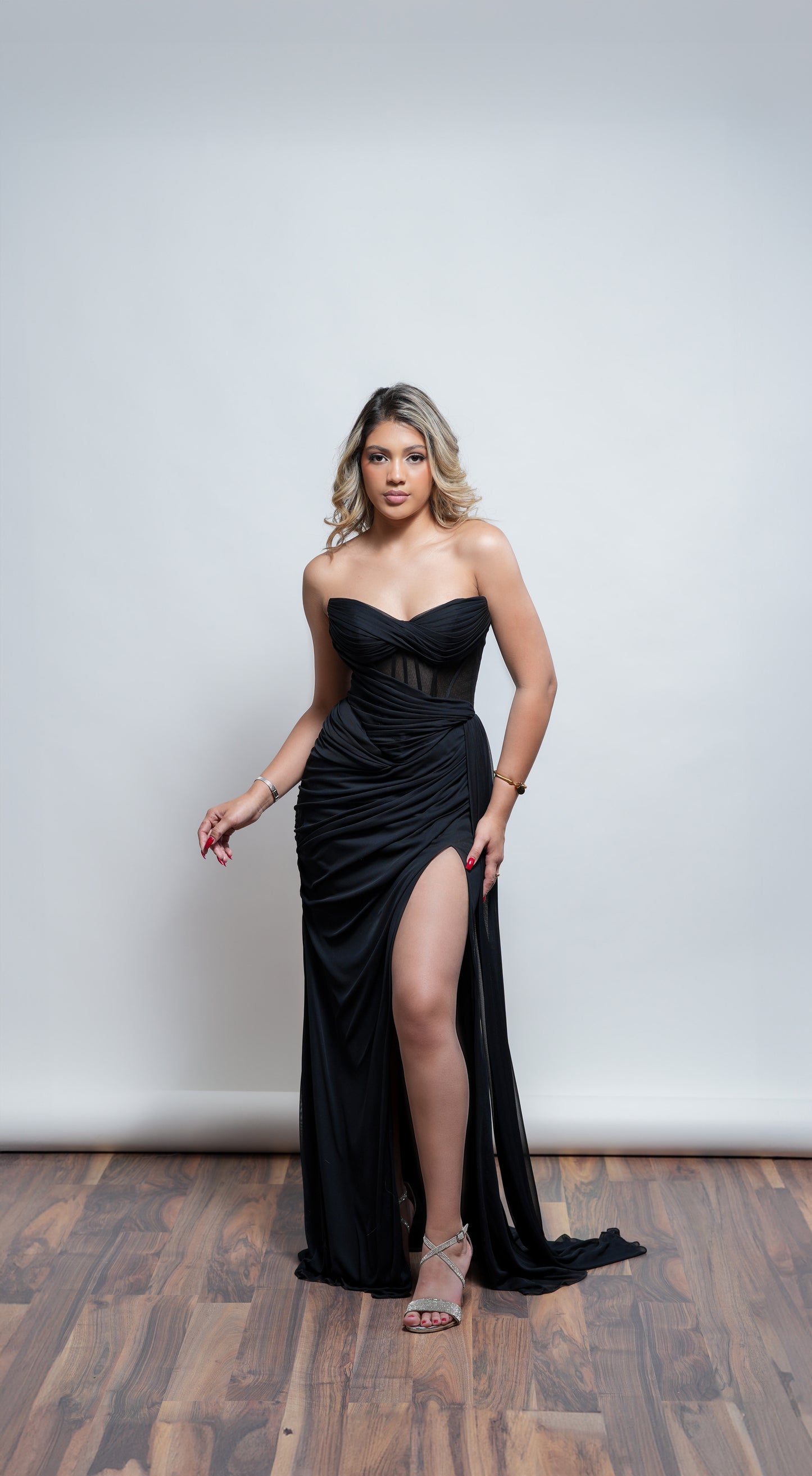 Vestido Negro Straple Corrugado en Abdomen y Banda