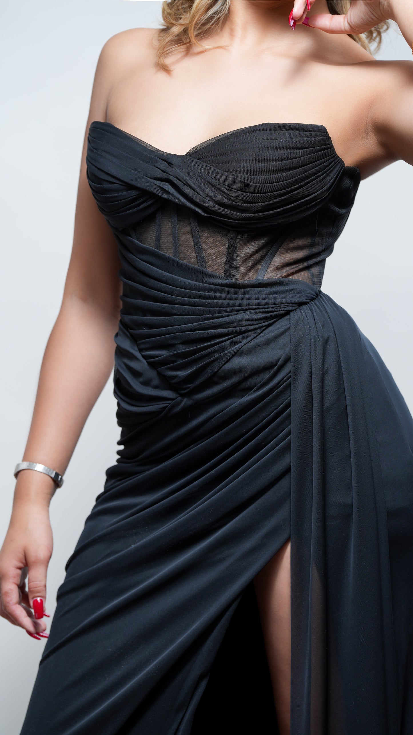 Vestido Negro Straple Corrugado en Abdomen y Banda