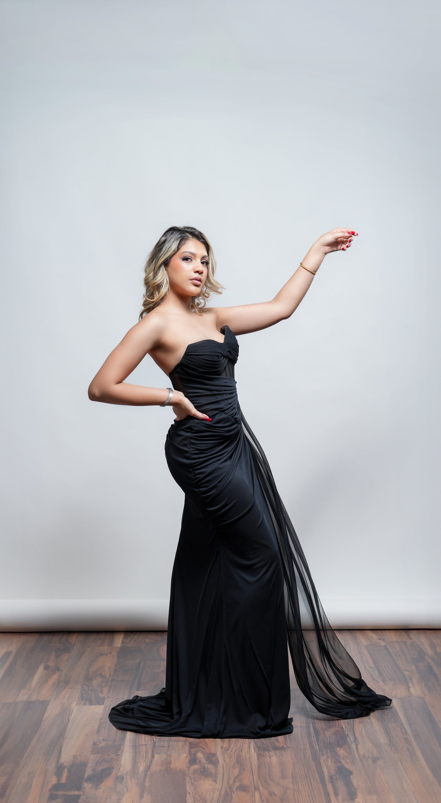 Vestido Negro Straple Corrugado en Abdomen y Banda