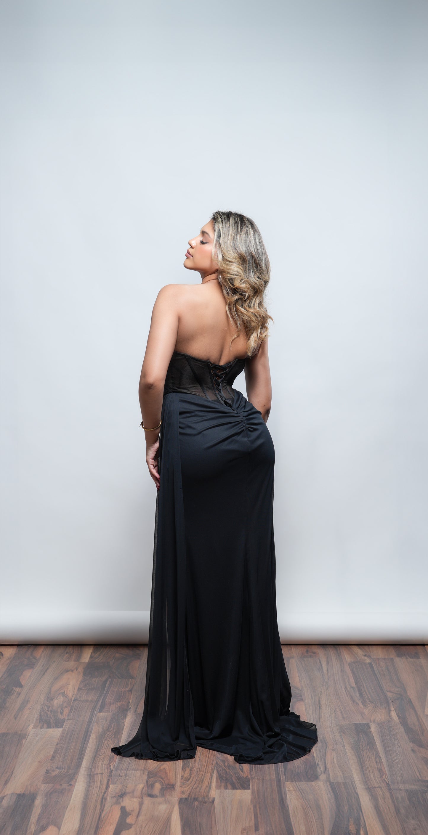 Vestido Negro Straple Corrugado en Abdomen y Banda