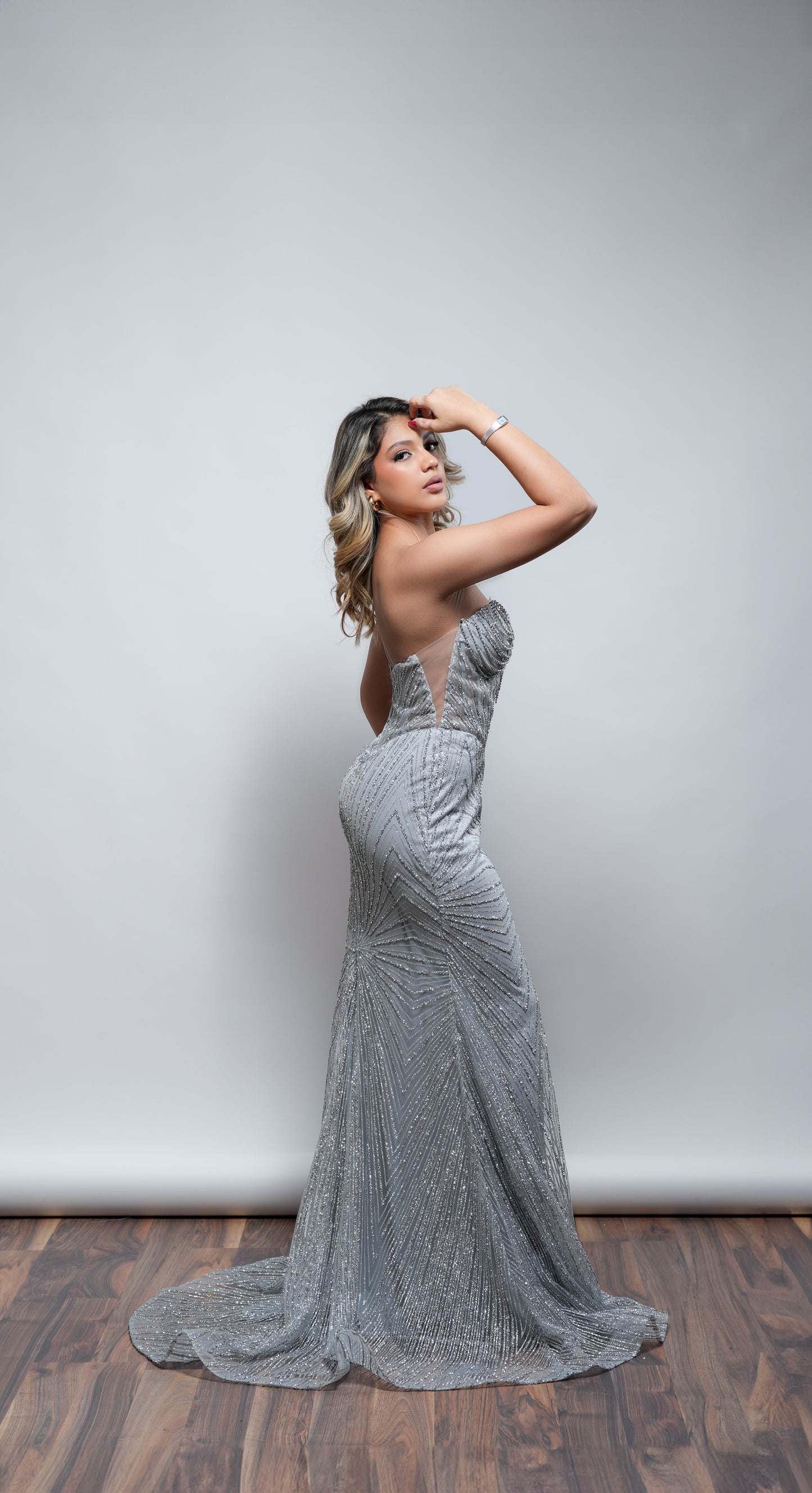 Vestido Straple Brilloso Cadenas en Copas